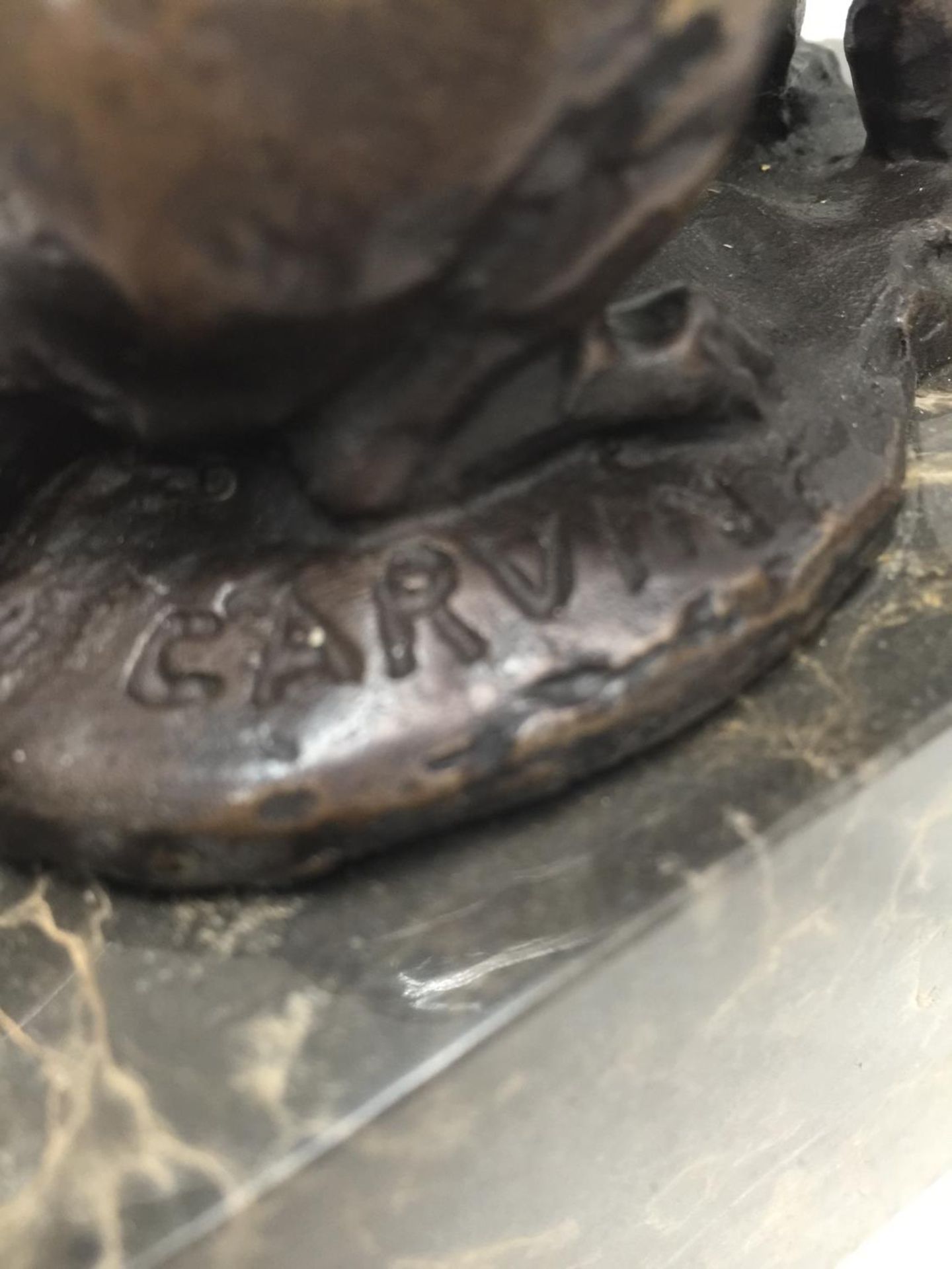 A BRONZE PANTHER ON A MARBLE BASE SIGNED CARVIN HEIGHT 18CM - Image 5 of 5