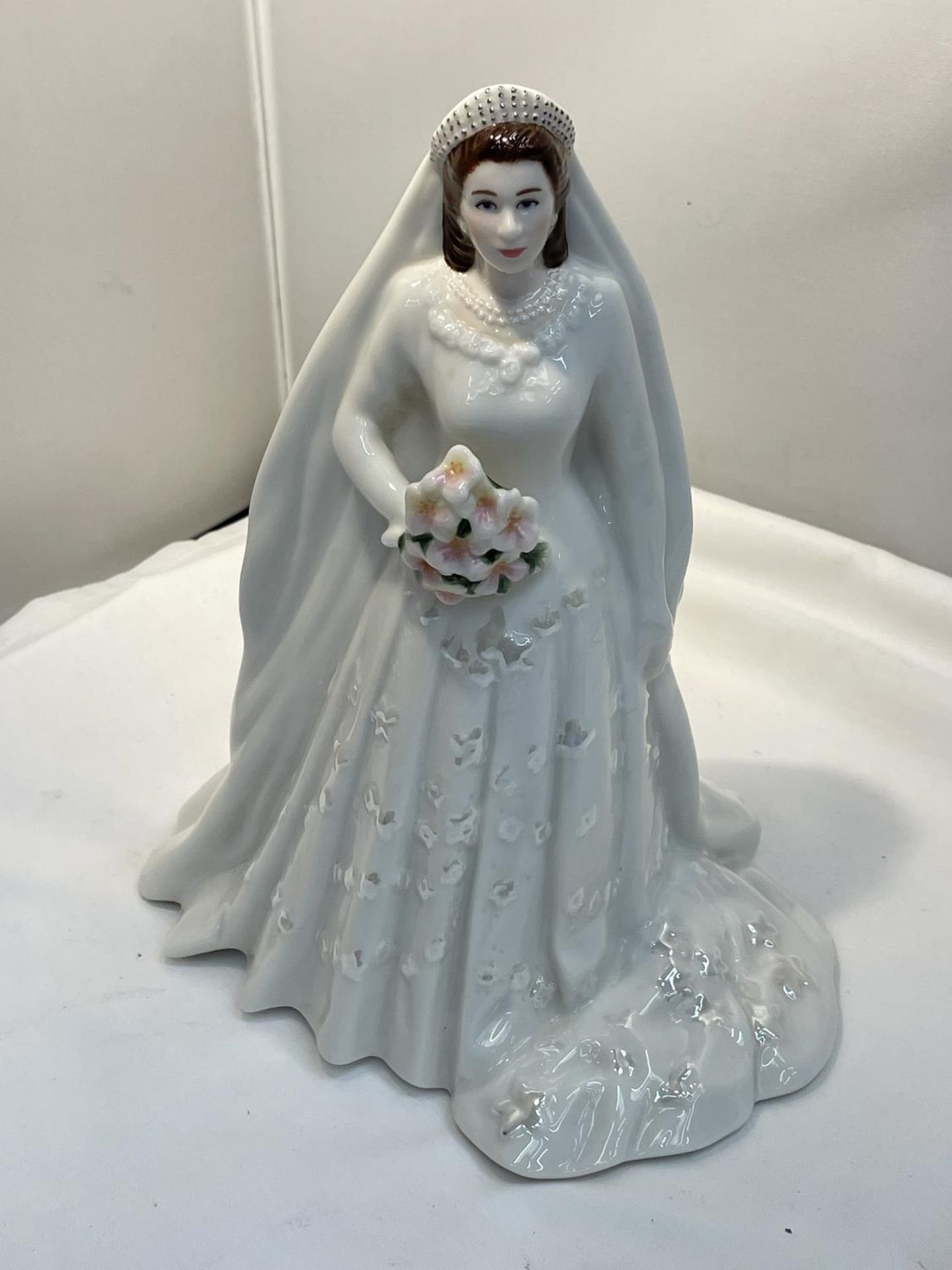 A ROYAL WORCESTER 2007 FIGURE OF THE QUEEN TO CELEBRATE HER DIAMOND WEDDING ANNIVERSARY