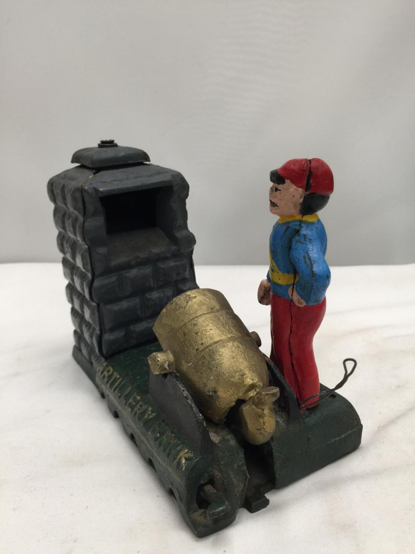 A VINTAGE STYLE CAST MONEY BOX OF A SOLDIER WITH A CANNON - Image 2 of 5