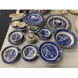A VICTORIA PORCELAIN 'WILLOW' PART DINNER SERVICE TO INCLUDE PLATES, HANDLED BOWLS, JUGS, SAUCE
