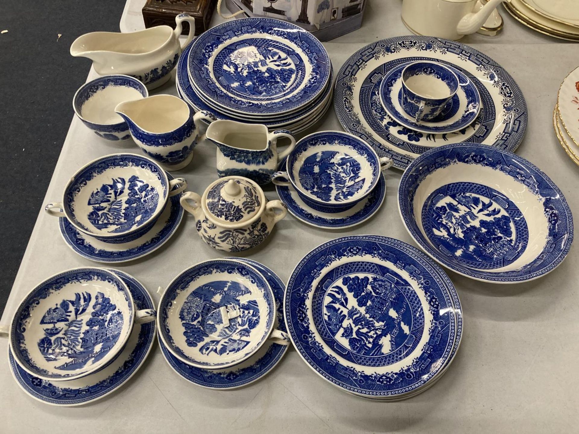 A VICTORIA PORCELAIN 'WILLOW' PART DINNER SERVICE TO INCLUDE PLATES, HANDLED BOWLS, JUGS, SAUCE