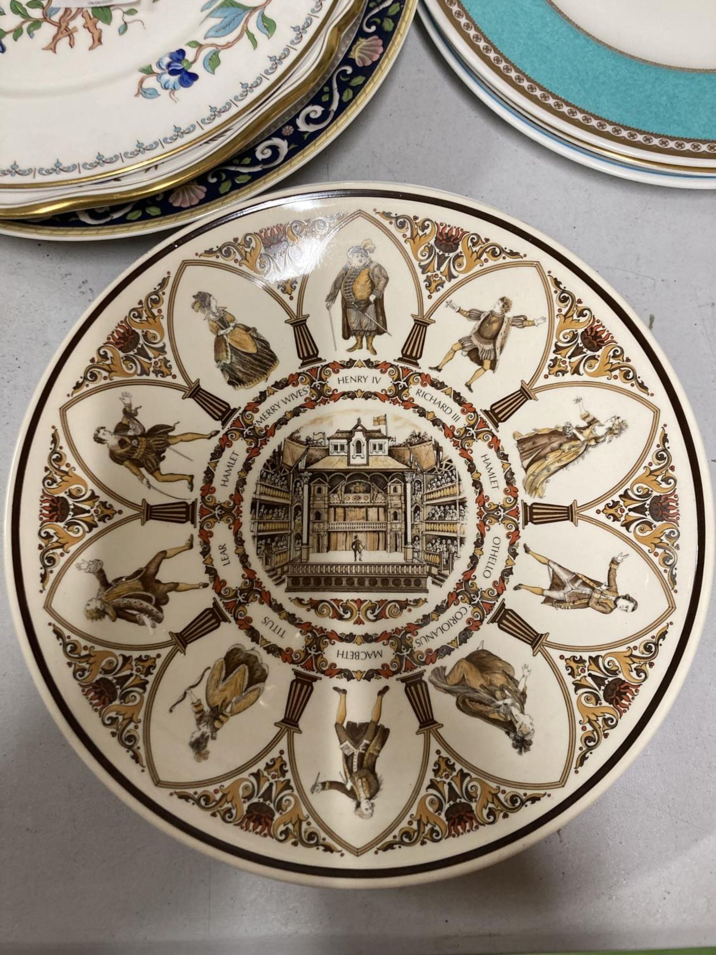 A COLLECTION OF LARGE PLATES TO INCLUDE ROYAL DOULTON, AYNSLEY 'PEMBROKE', CABINET PLATES, ETC - Image 8 of 9