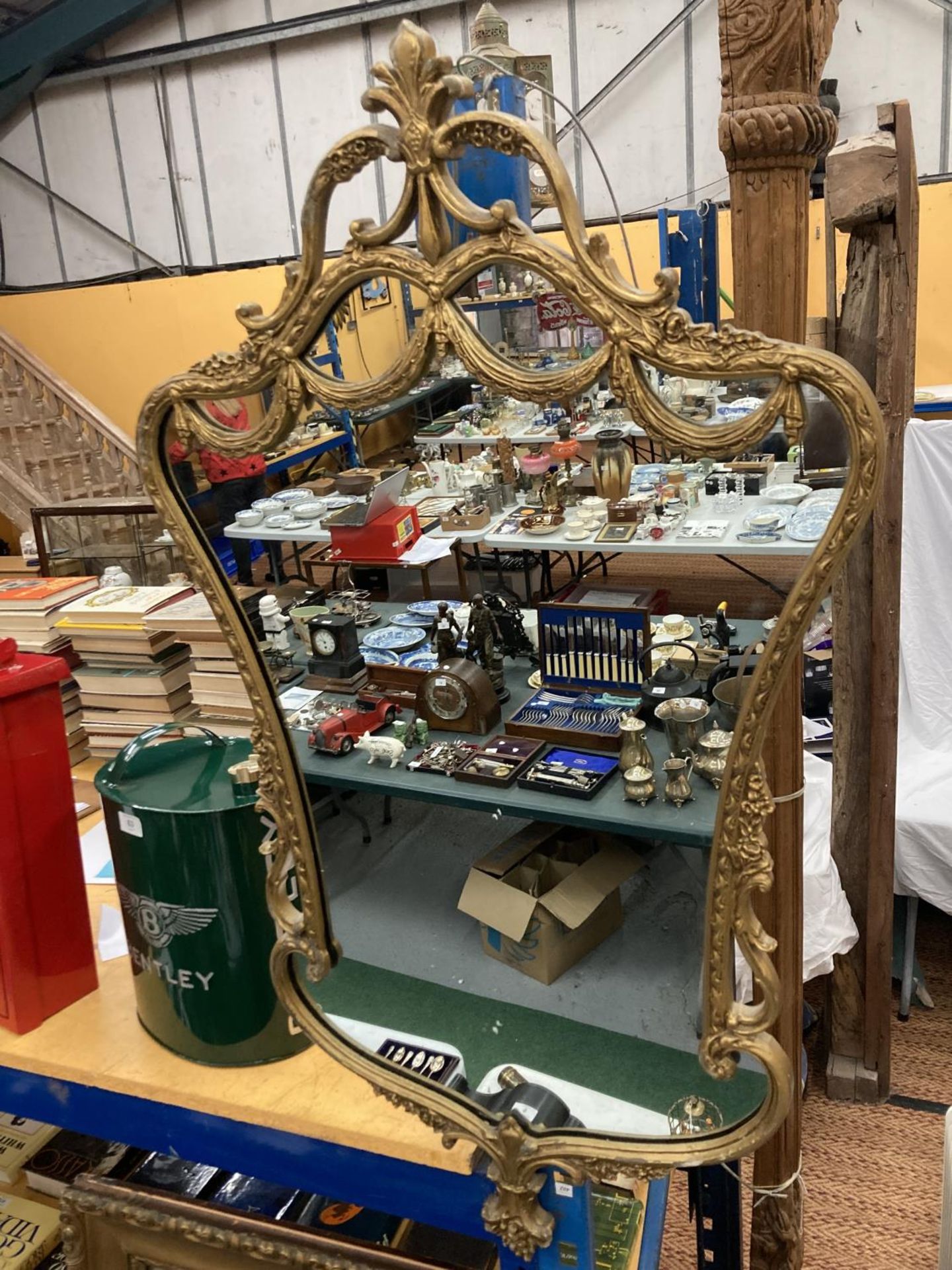 A LARGE 19TH CENTURY STYLE GILT WALL MIRROR DECORATED WITH SWAGS AND FRUIT H: 100CM - Image 2 of 4