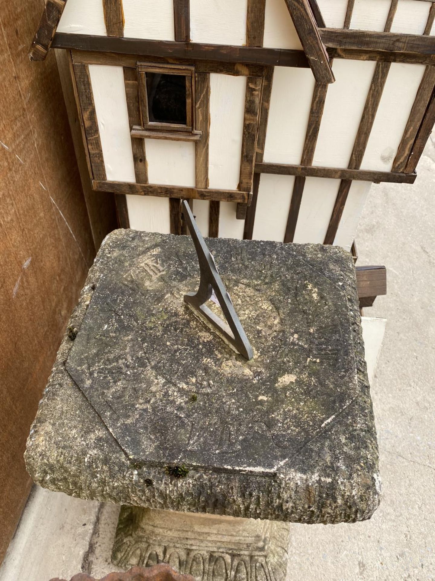 A RECONSTITUTED STONE SUN DIAL - Image 2 of 3
