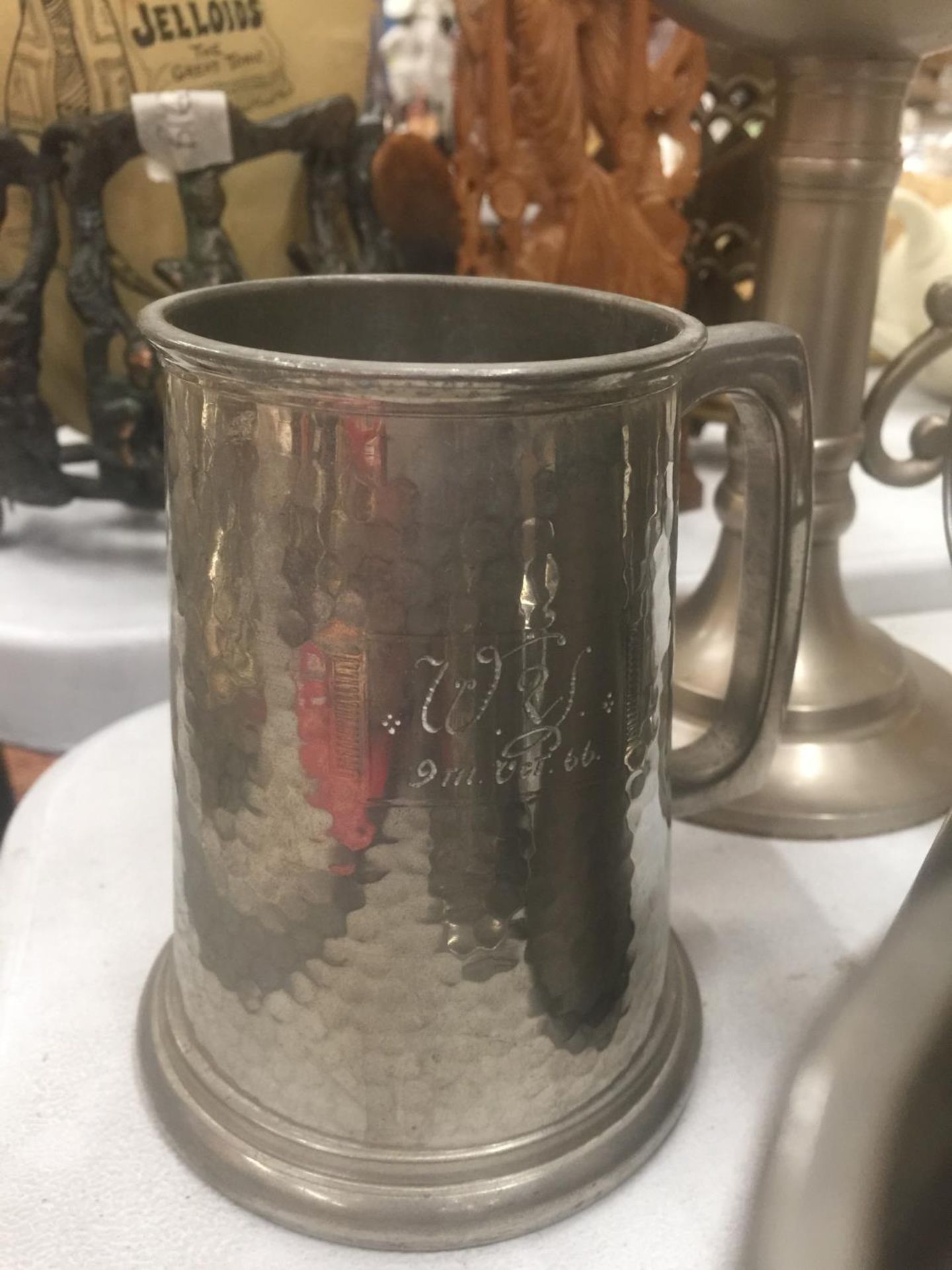 A QUANTITY OF PEWTER TO INCLUDE TANKARDS, CANDLESTICK, ETC - Image 5 of 5