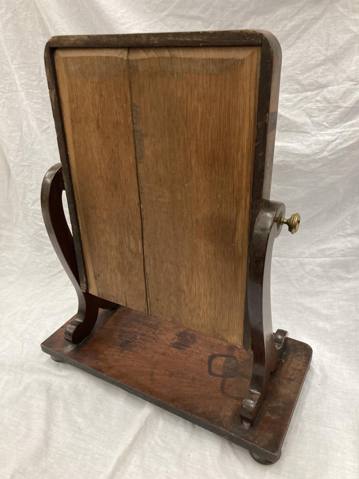 A VICTORIAN MAHOGANY DRESSING TABLE MIRROR ON BUN FEET - Image 4 of 4