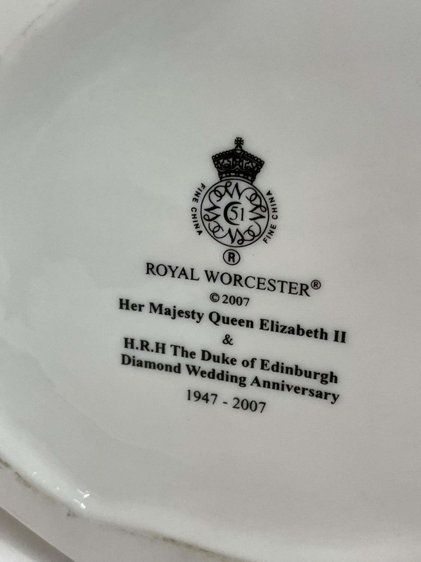 A ROYAL WORCESTER 2007 FIGURE OF THE QUEEN TO CELEBRATE HER DIAMOND WEDDING ANNIVERSARY - Image 4 of 4