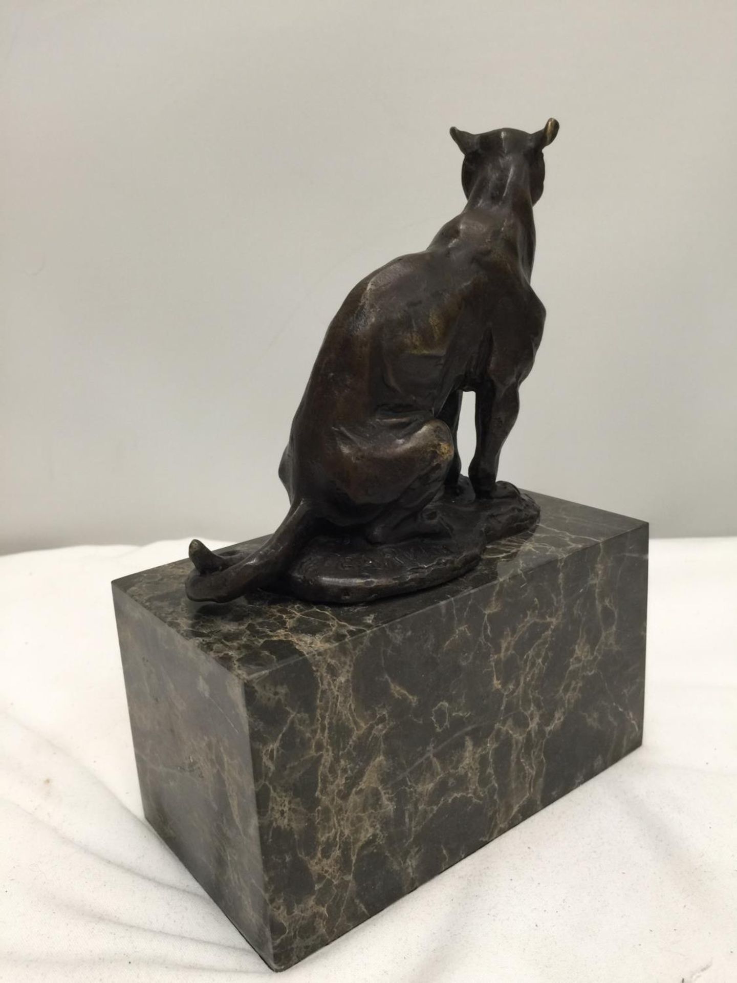 A BRONZE PANTHER ON A MARBLE BASE SIGNED CARVIN HEIGHT 18CM - Image 4 of 5