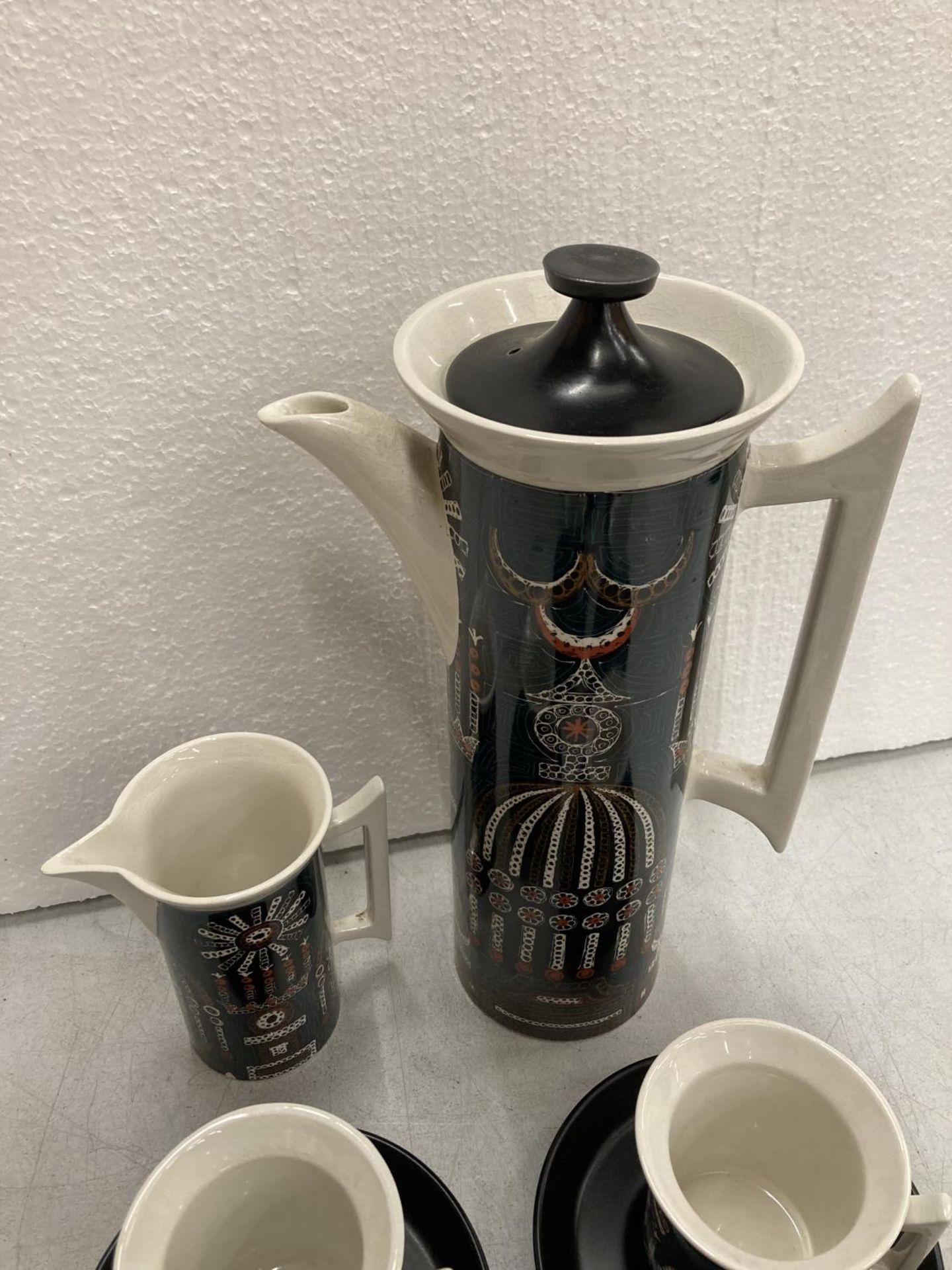 A PORTMERION 'MAGIC CITY' COFFEE SET TO COMPRISE, COFFEE POT, CREAM JUG, SUGAR BOWL, 6 CUPS AND - Image 4 of 6