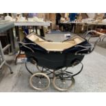 A VINTAGE CHILD'S DOLLS PRAM IN THE STYLE OF SILVER CROSS WITH GOOD SUSPENSION, TWIN HOODS IN BLACK
