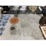 A QUANTITY OF GLASSWARE TO INCLUDE BOWLS, JUGS, GLASSES. ETC