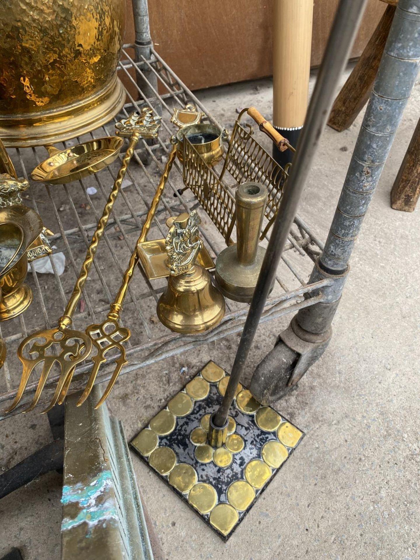 AN ASSORTMENT OF BRASS ITEMS TO INCLUDE A COAL SKUTTLE, TOASTING FORKS AND A TANKARD ETC - Image 4 of 4