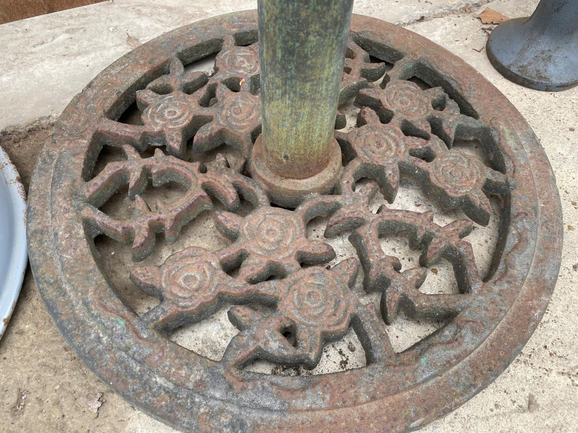 A VINTAGE CAST IRON PARASOL BASE WITH FLORAL DESIGN - Image 2 of 2