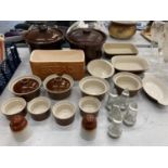 A COLLECTION OF DENBY STYLE STONEWARE TO INCLUDE CASSEROLE DISHES, RAMEKINS, BOWLS, CRUETS, ETC