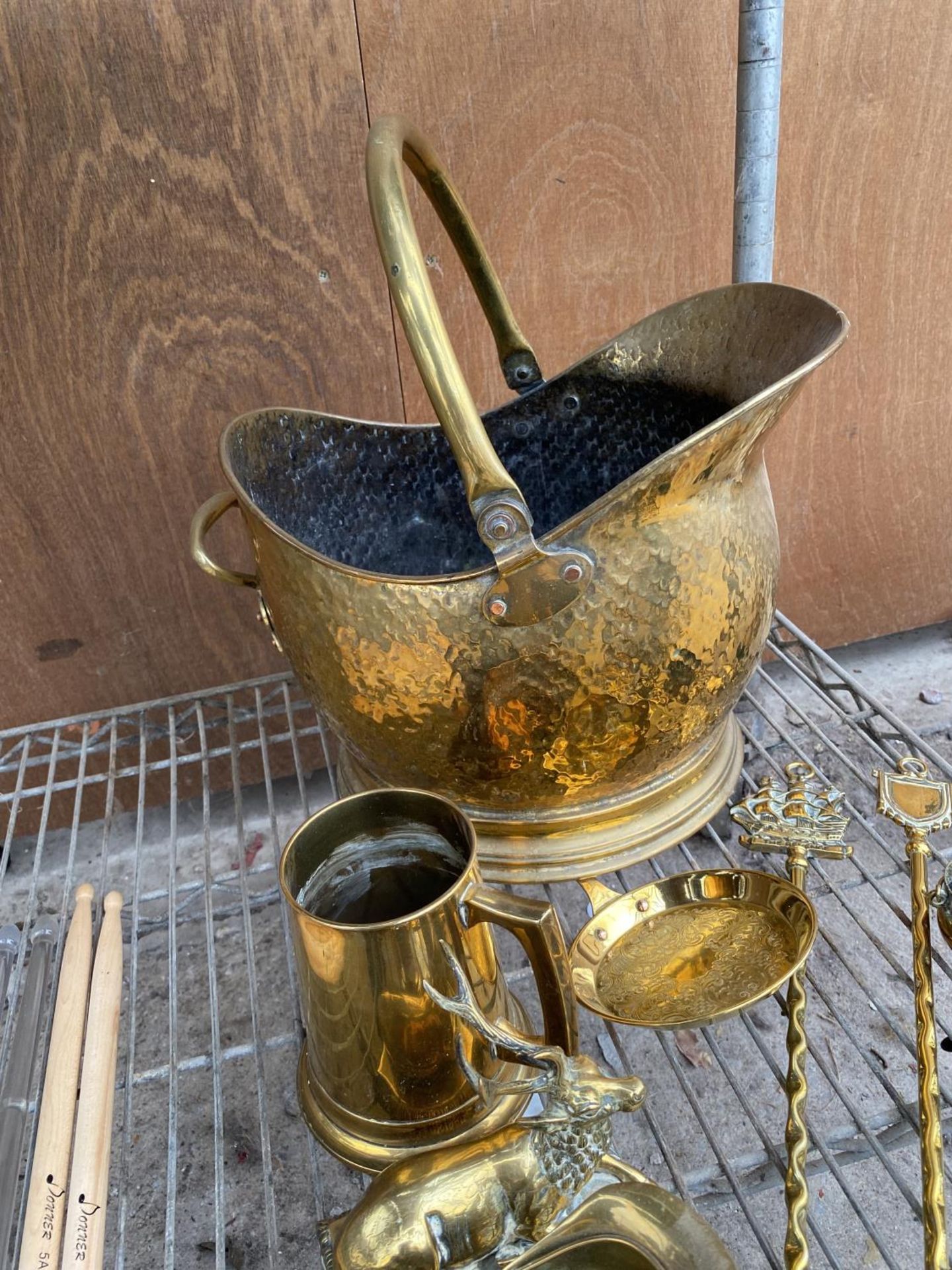 AN ASSORTMENT OF BRASS ITEMS TO INCLUDE A COAL SKUTTLE, TOASTING FORKS AND A TANKARD ETC - Image 2 of 4