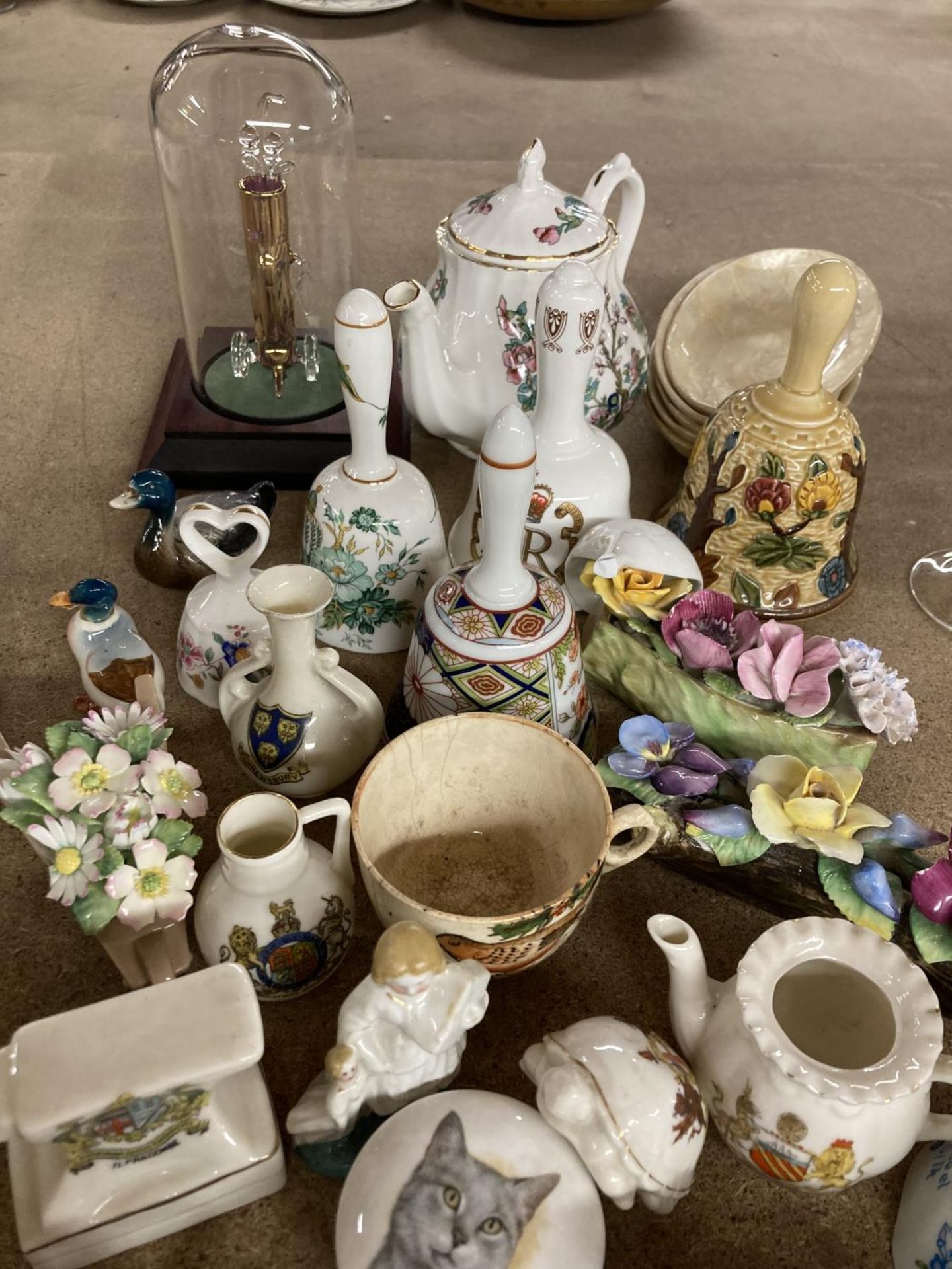 A COLLECTION OF MINIATURE ITEMS TO INCLUDE BELLS, CRESTED WARE, FIGURES, JUGS, ETC - Image 2 of 4