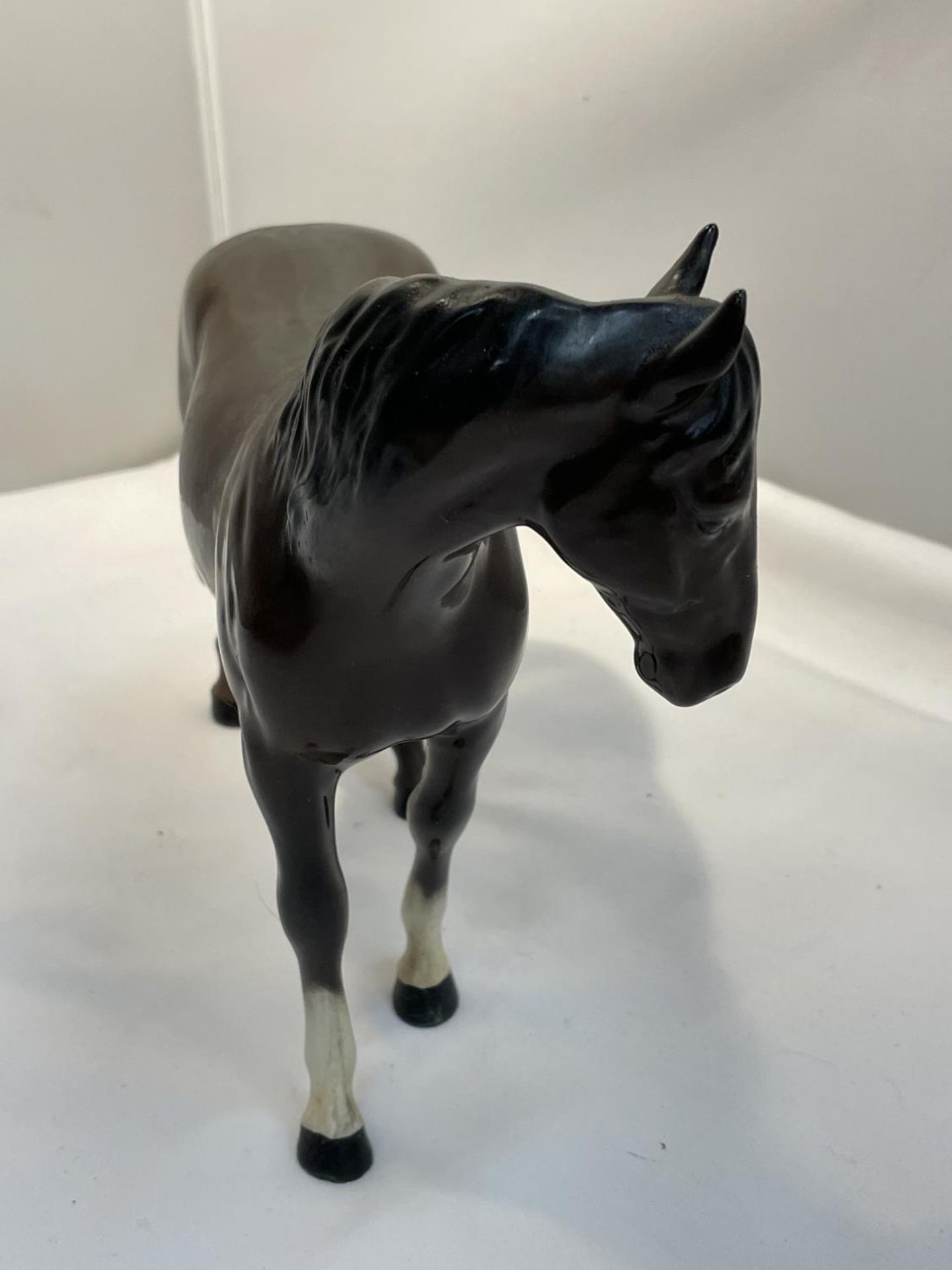 A ROYAL DOULTON GLOSS BAY THOROUGHBRED HORSE - Image 2 of 4