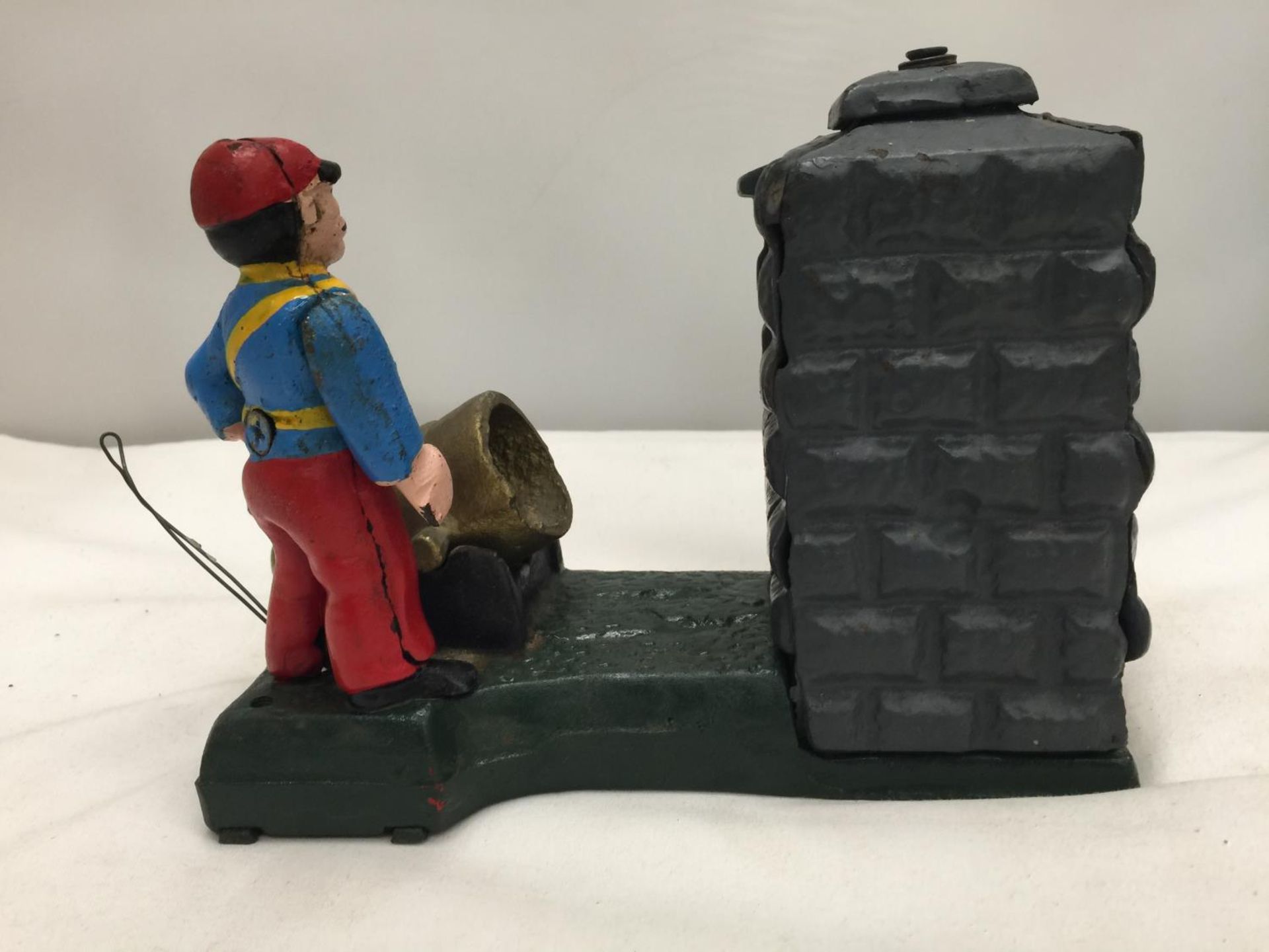 A VINTAGE STYLE CAST MONEY BOX OF A SOLDIER WITH A CANNON - Image 3 of 5