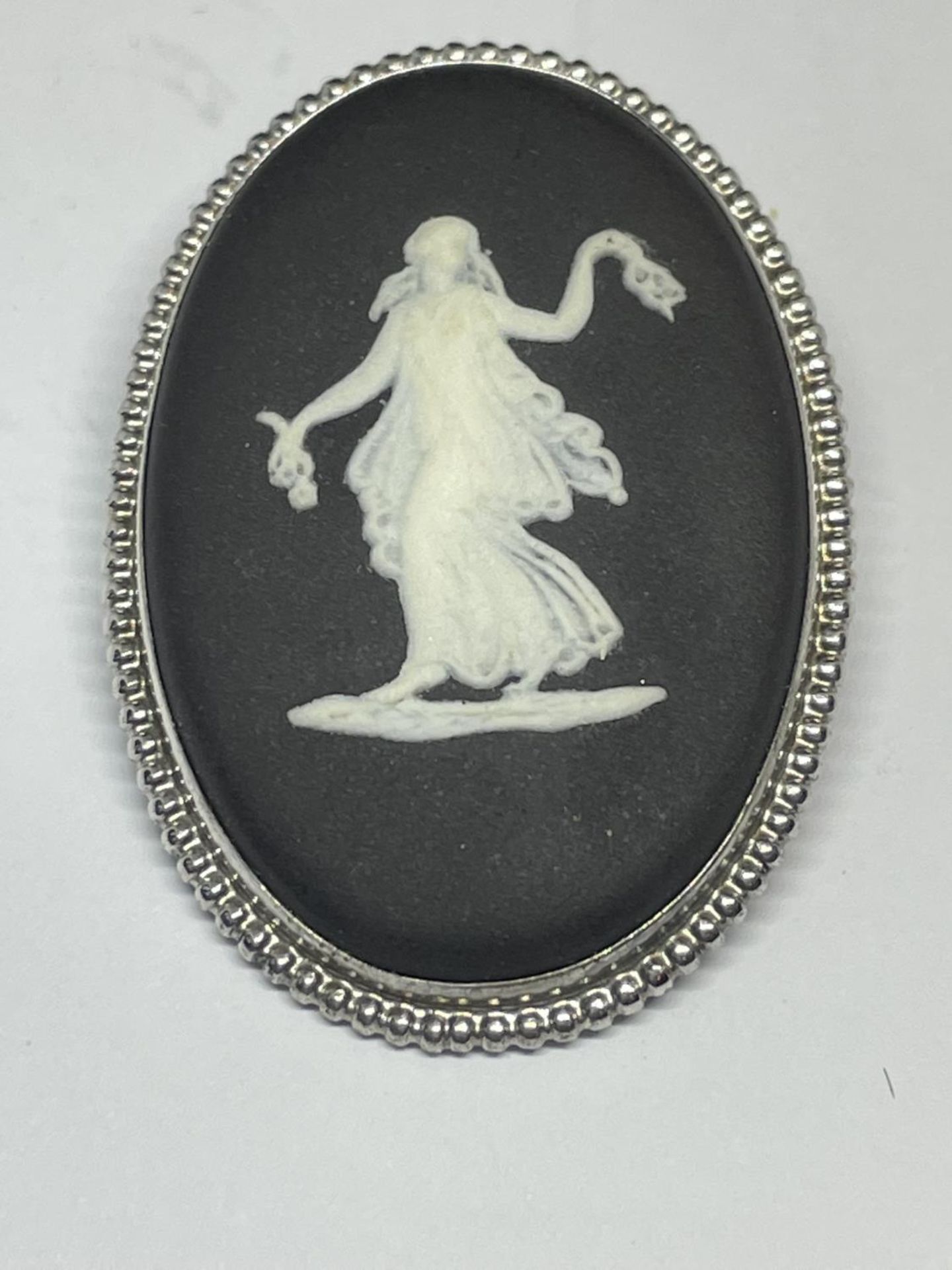 A SILVER MOUNTED BLACK WEDGWOOD JASPERWARE PLAQUE BROOCH IN A WEDGWOOD PRESENTATION BOX - Image 2 of 5