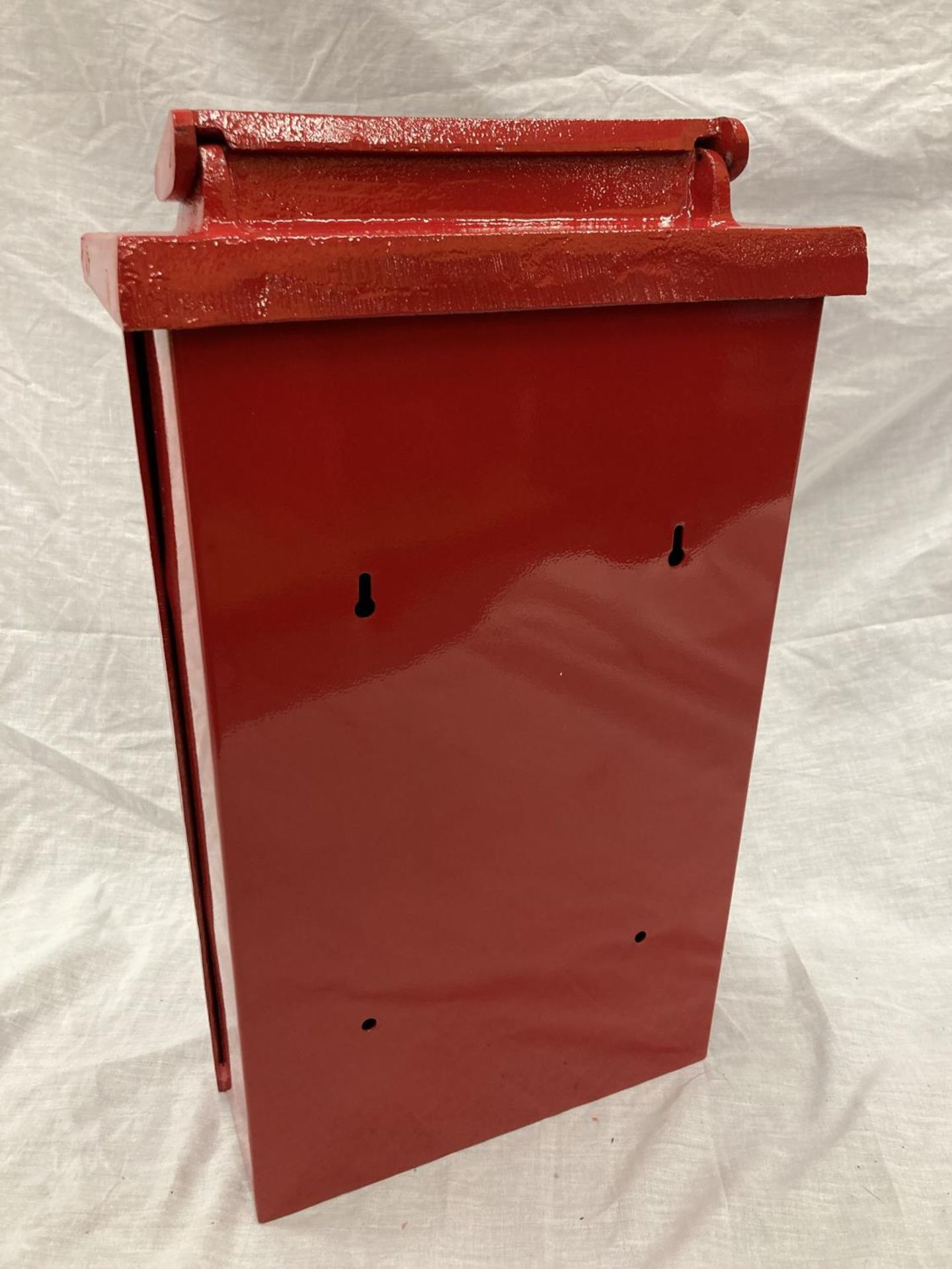 A RED CAST WALL MOUNTED POST BOX WITH KEYS - Image 2 of 5