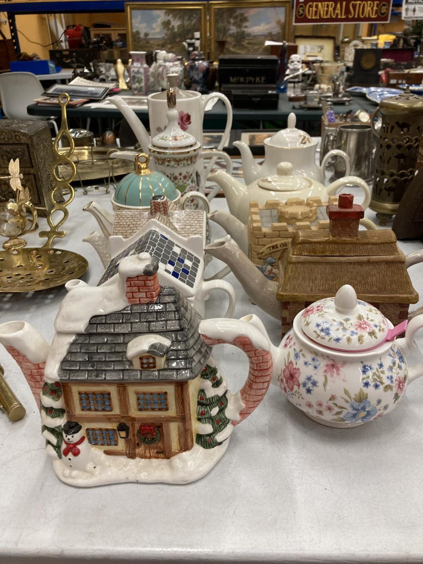 A QUANTITY OF COLLECTABLE TEAPOTS TO INCLUDE SADLER, WADE, LEONARDO, ROYAL DOULTON, ETC