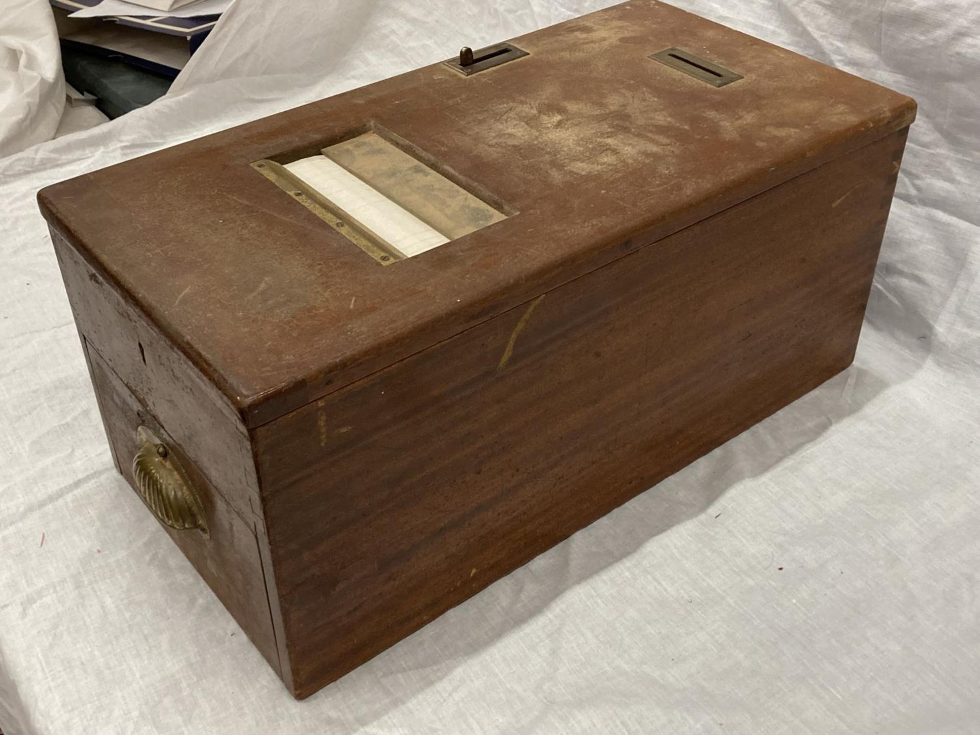 A VINTAGE MAHOGANY CASH REGISTER WITH BRASS HANDLED DRAWER, MADE BY GLEDHILL HALIFAX, COMES WITH TWO - Image 10 of 13