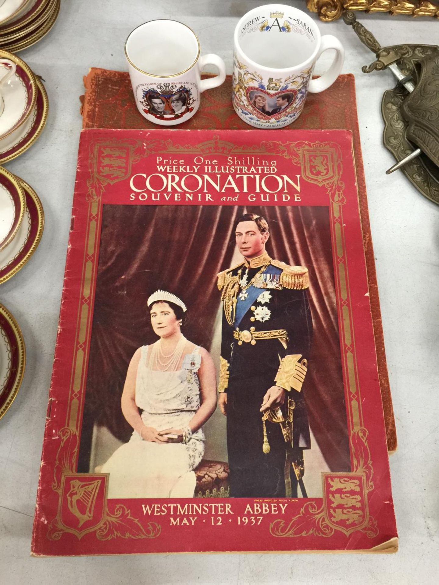 A COLLECTION OF ROYALTY MEMORIBILIA TO INCLUDE THE ILLUSTRATED LONDON NEWS CORONATION OF KING EDWARD - Image 3 of 4