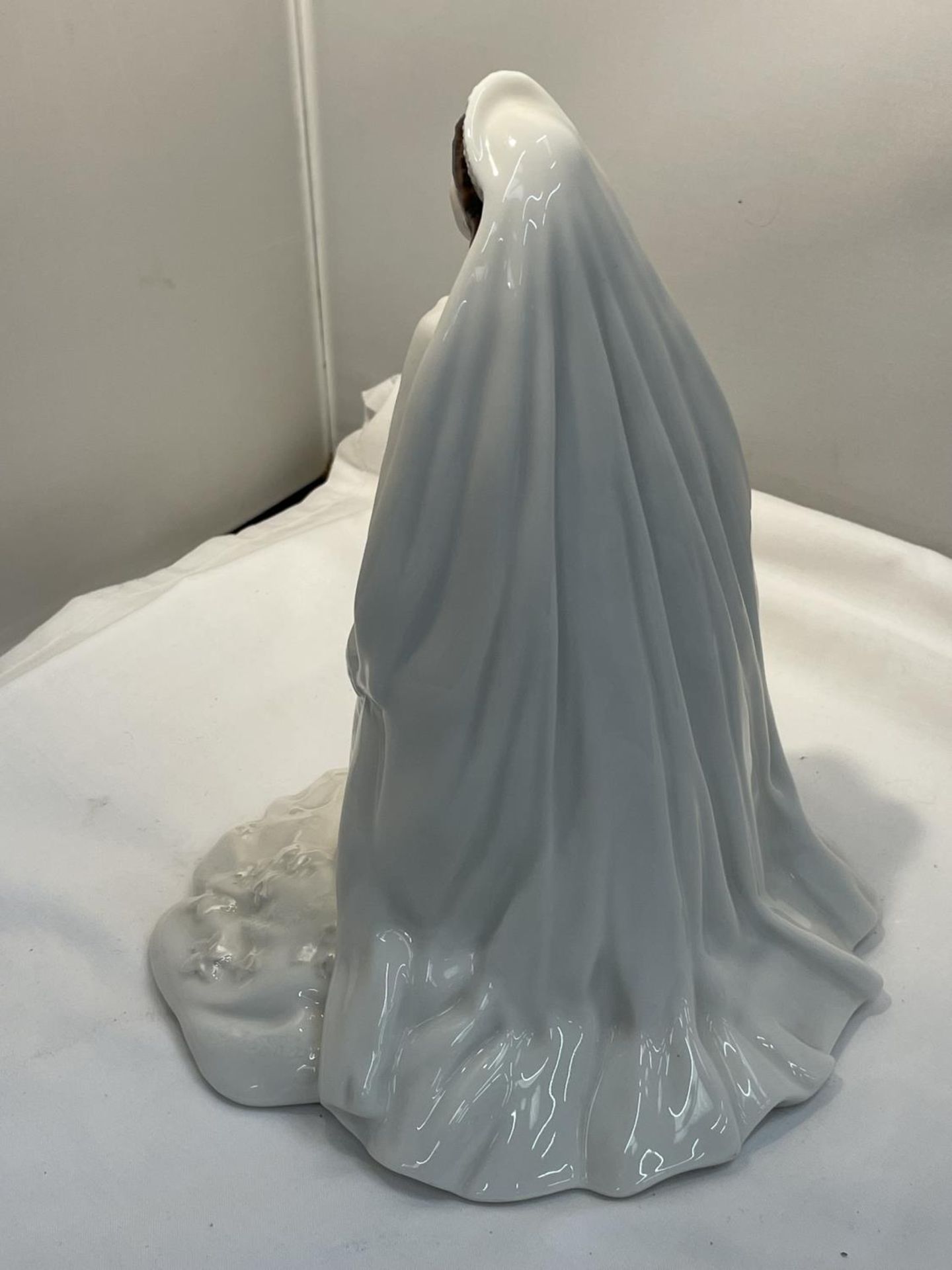 A ROYAL WORCESTER 2007 FIGURE OF THE QUEEN TO CELEBRATE HER DIAMOND WEDDING ANNIVERSARY - Image 3 of 4