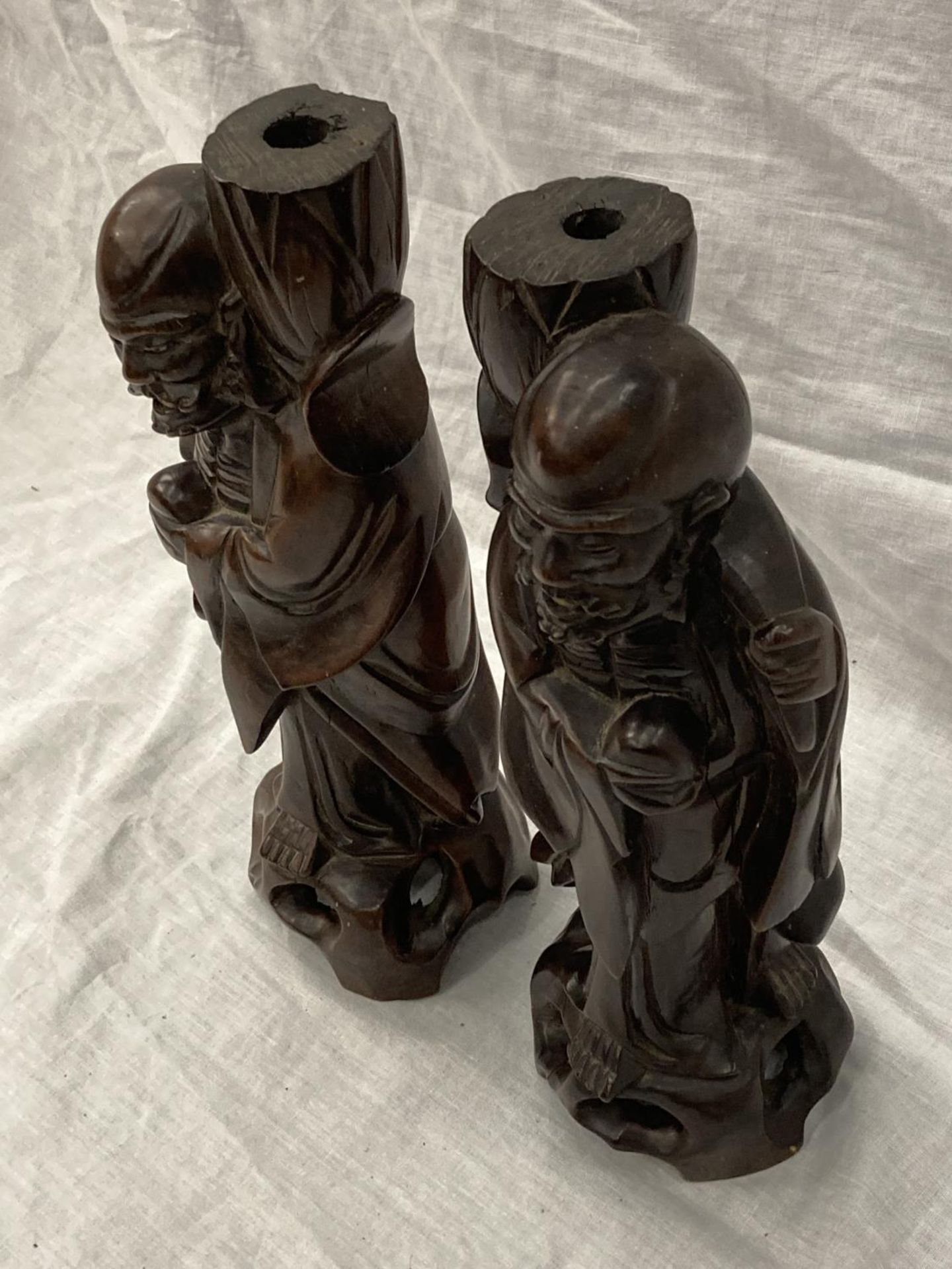 A PAIR OF HARDWOOD HAND CARVED 'MEIJI' FIGURES HEIGHT 30CM - Image 3 of 4