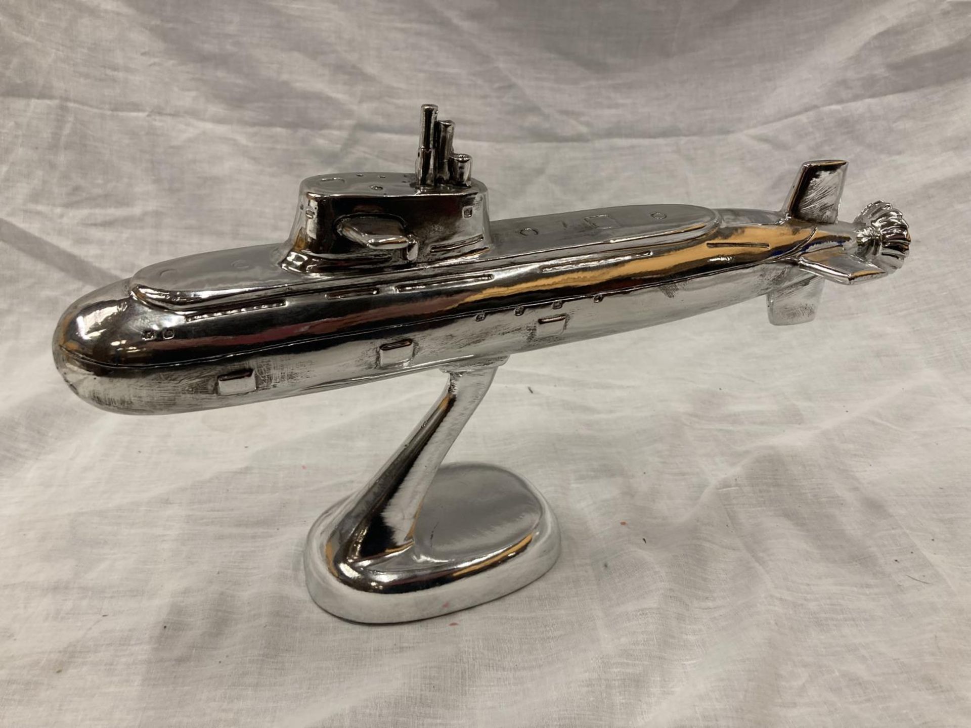 A CHROME SUBMARINE ON A STAND LENGTH 34CM, HEIGHT 20CM