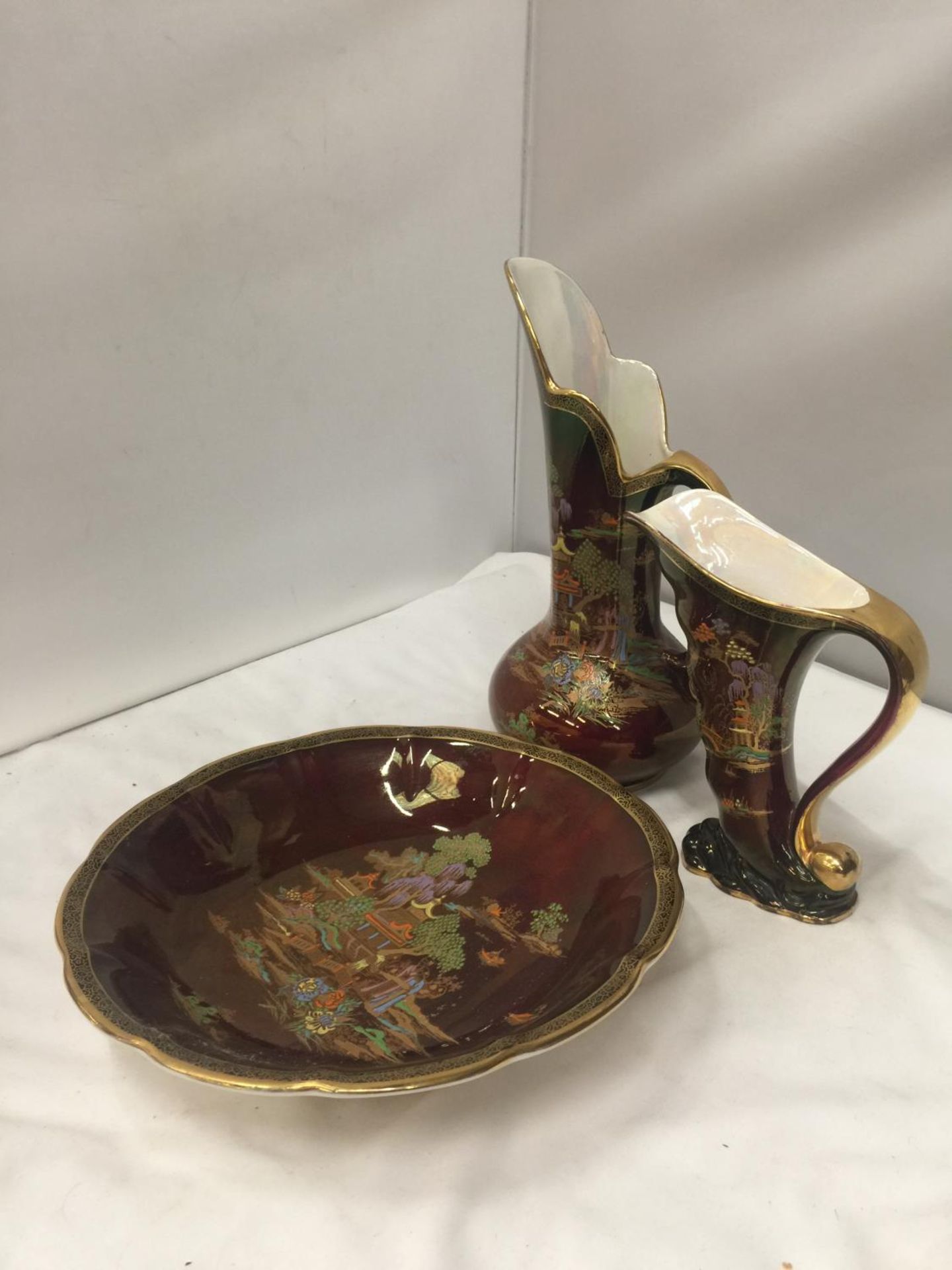 THREE PIECES OF CROWN DEVON FIELDINGS CRIMSON LUSTREWARE IN AN ORIENTAL PATTERN - Image 2 of 5