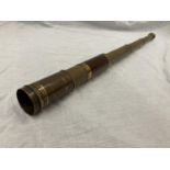 A FOUR DRAWER BRASS AND MAHOGANY VINTAGE TELESCOPE, EXTENDED LENGTH 63CM