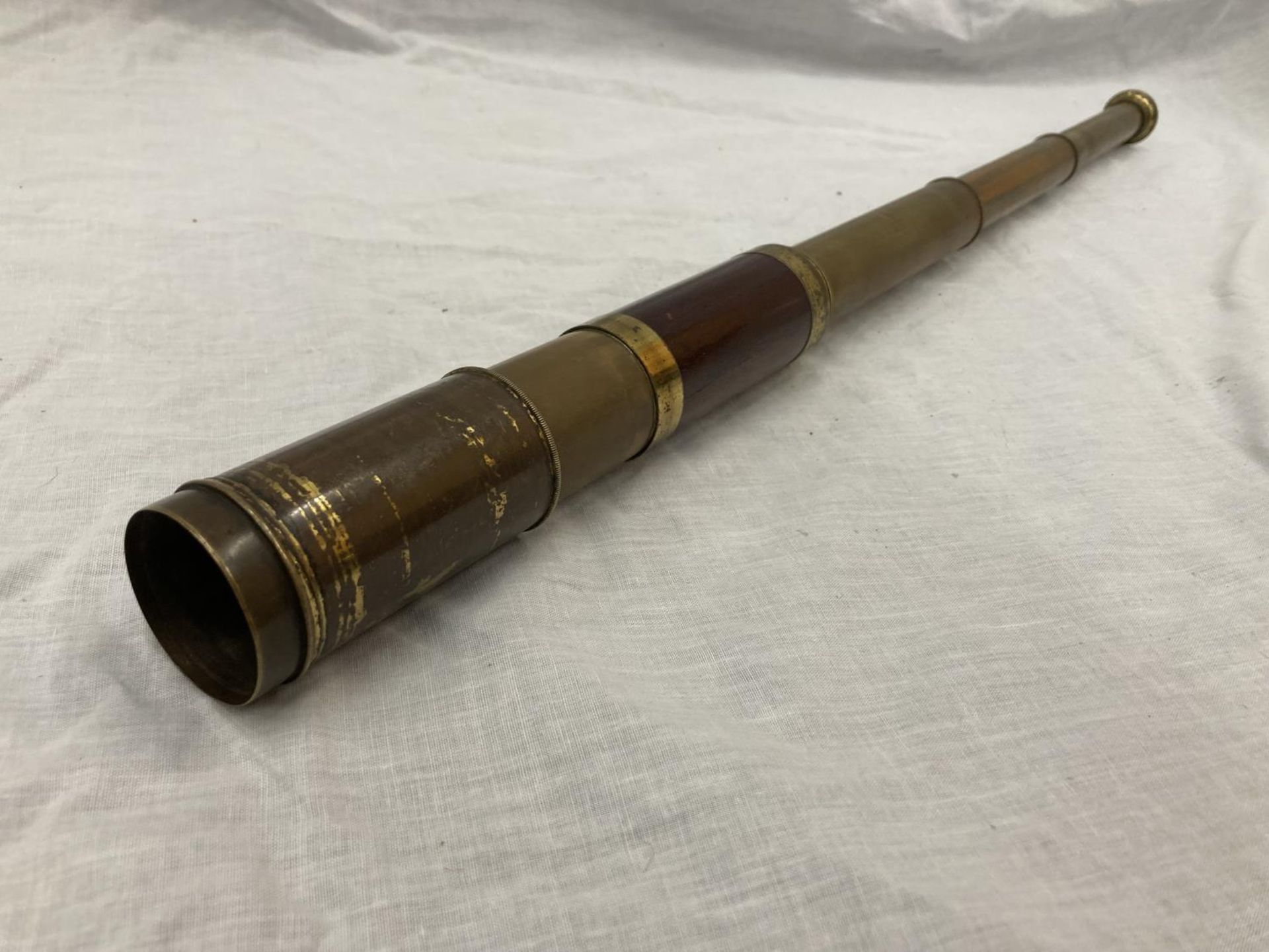 A FOUR DRAWER BRASS AND MAHOGANY VINTAGE TELESCOPE, EXTENDED LENGTH 63CM