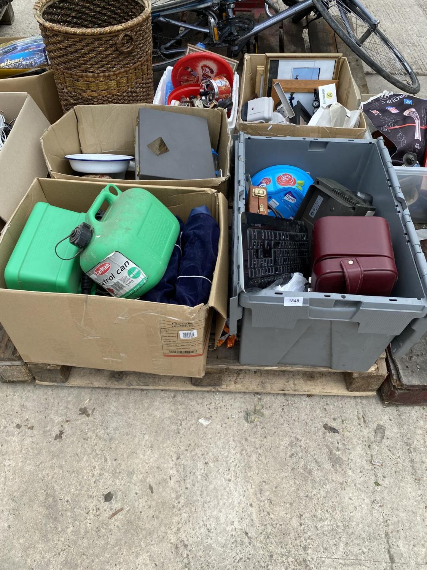 AN ASSORTMENT OF HOUSEHOLD CLEARANCE ITEMS TO INCLUDE CERAMICS AND VANITY CASES ETC
