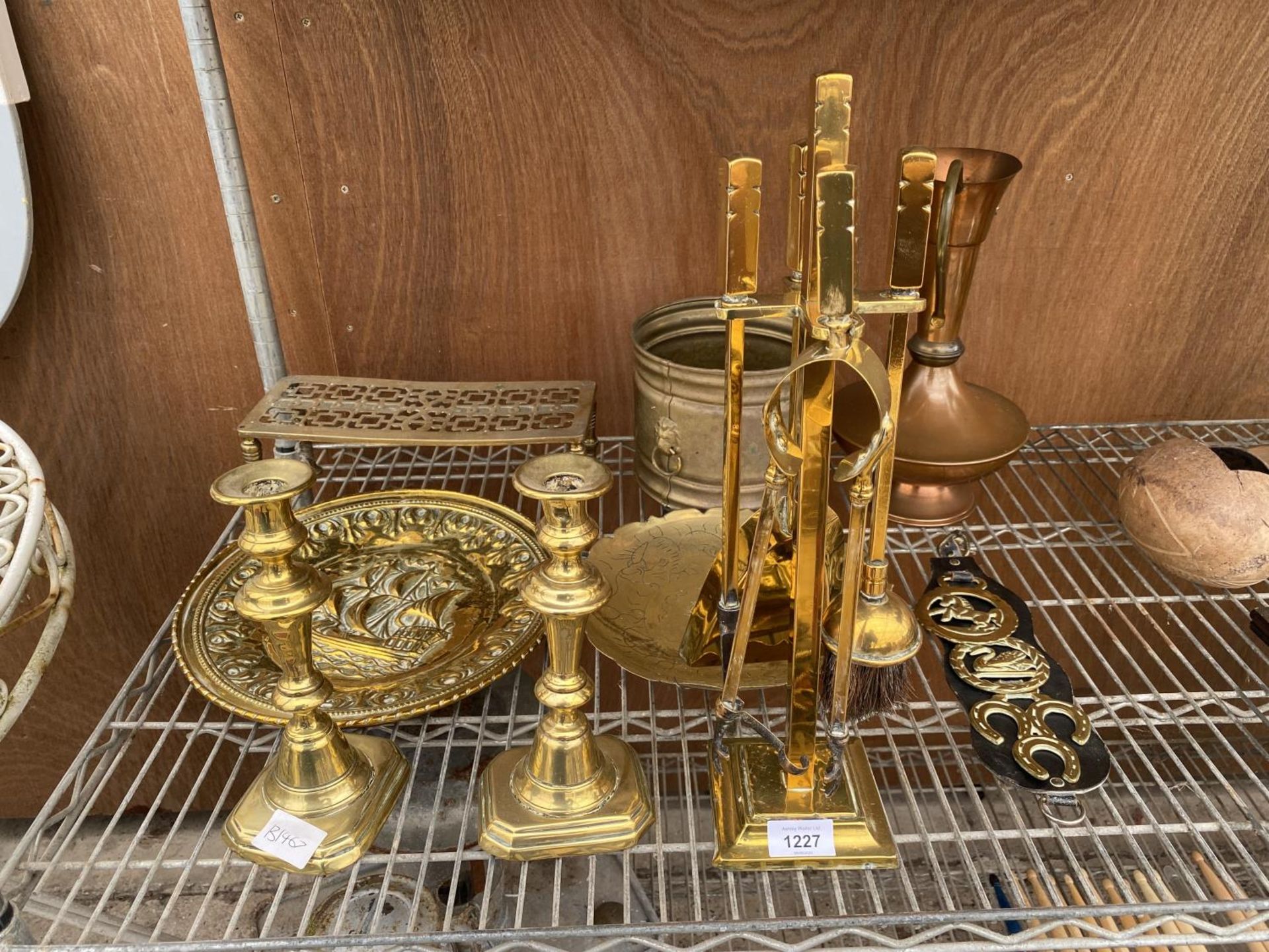 AN ASSORTMENT OF BRASS AND COPPER TO INCLUDE A BRASS FIRESIDE COMPANION SET, BRASS CANDLE STICKS AND