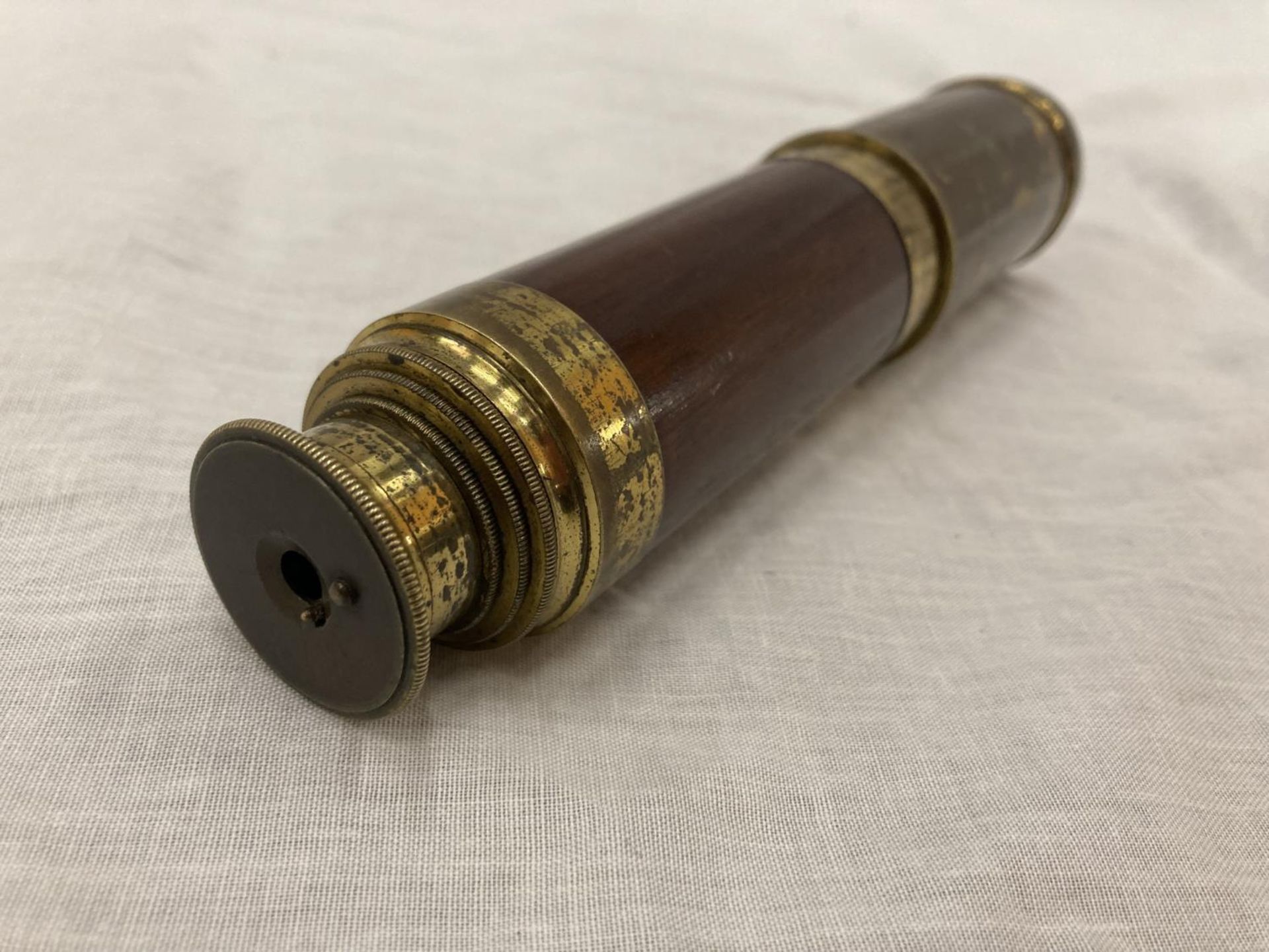 A FOUR DRAWER BRASS AND MAHOGANY VINTAGE TELESCOPE, EXTENDED LENGTH 63CM - Image 5 of 6