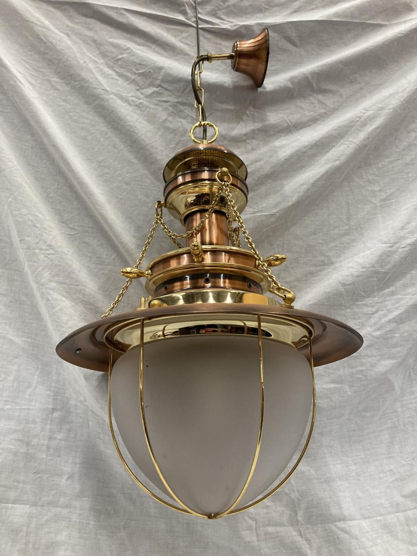 AN UNUSUAL BRASS AND COPPER PENDANT LIGHT WITH DOMED GLASS SHADE, SHIPS WHEEL DESIGN AND CHAINS - Image 4 of 5