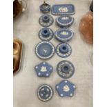 A COLLECTION OF WEDGWOOD JASPERWARE TO INCLUDE TRINKET BOXES, CANDLESTICKS, PIN TRAYS, TABLE