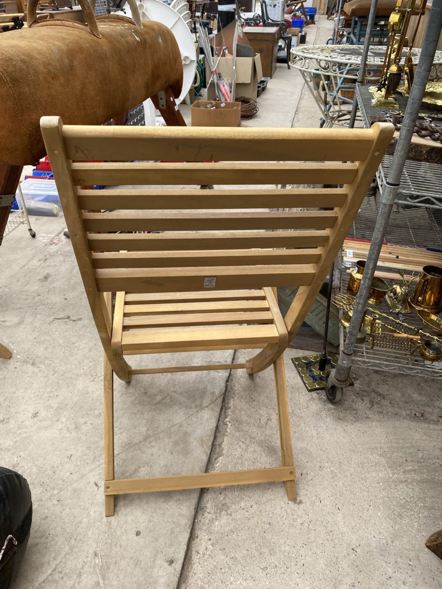 A PAIR OF NEW TEAK FOLDING GARDEN CHAIRS - Image 3 of 4