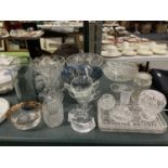 A LARGE QUANTITY OF GLASSWARE TO INCLUDE A DRESSING TABLE SET, BOWLS, VASES, JUGS ETC
