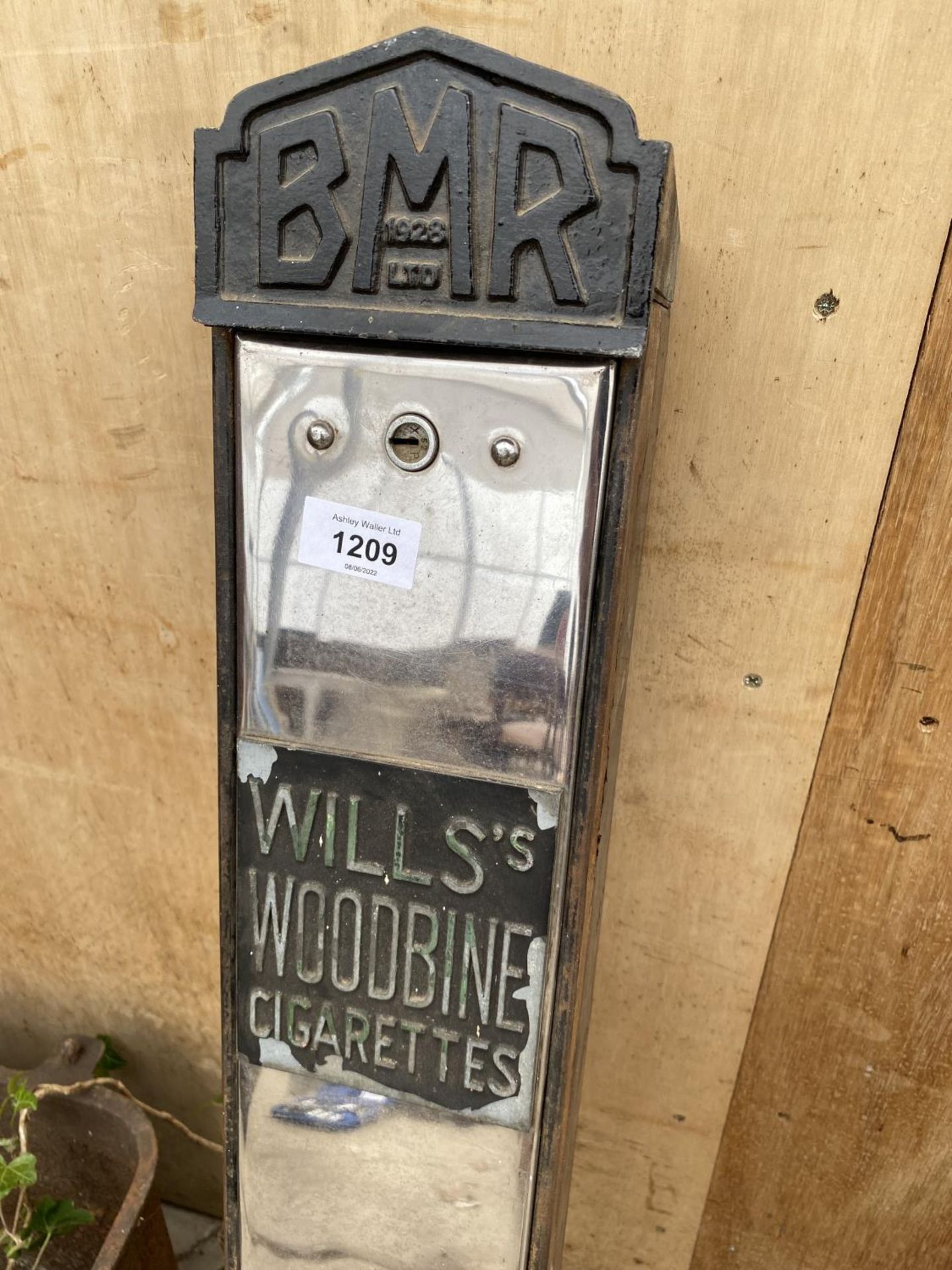 A VINTAGE BMR LTD 1928 WILLS'S WOODBINE CIGARETTE MACHINE - Image 2 of 4