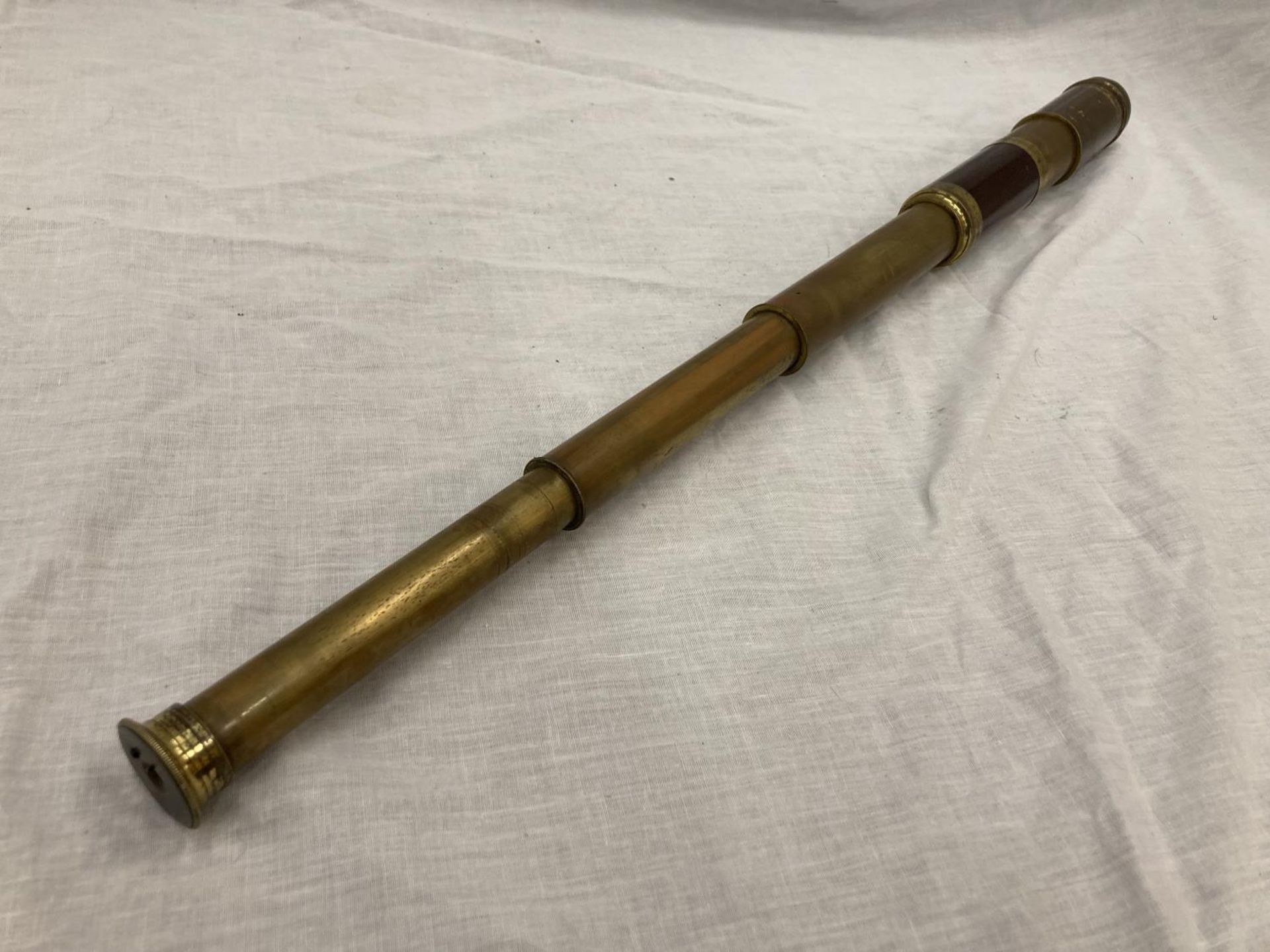 A FOUR DRAWER BRASS AND MAHOGANY VINTAGE TELESCOPE, EXTENDED LENGTH 63CM - Image 2 of 6