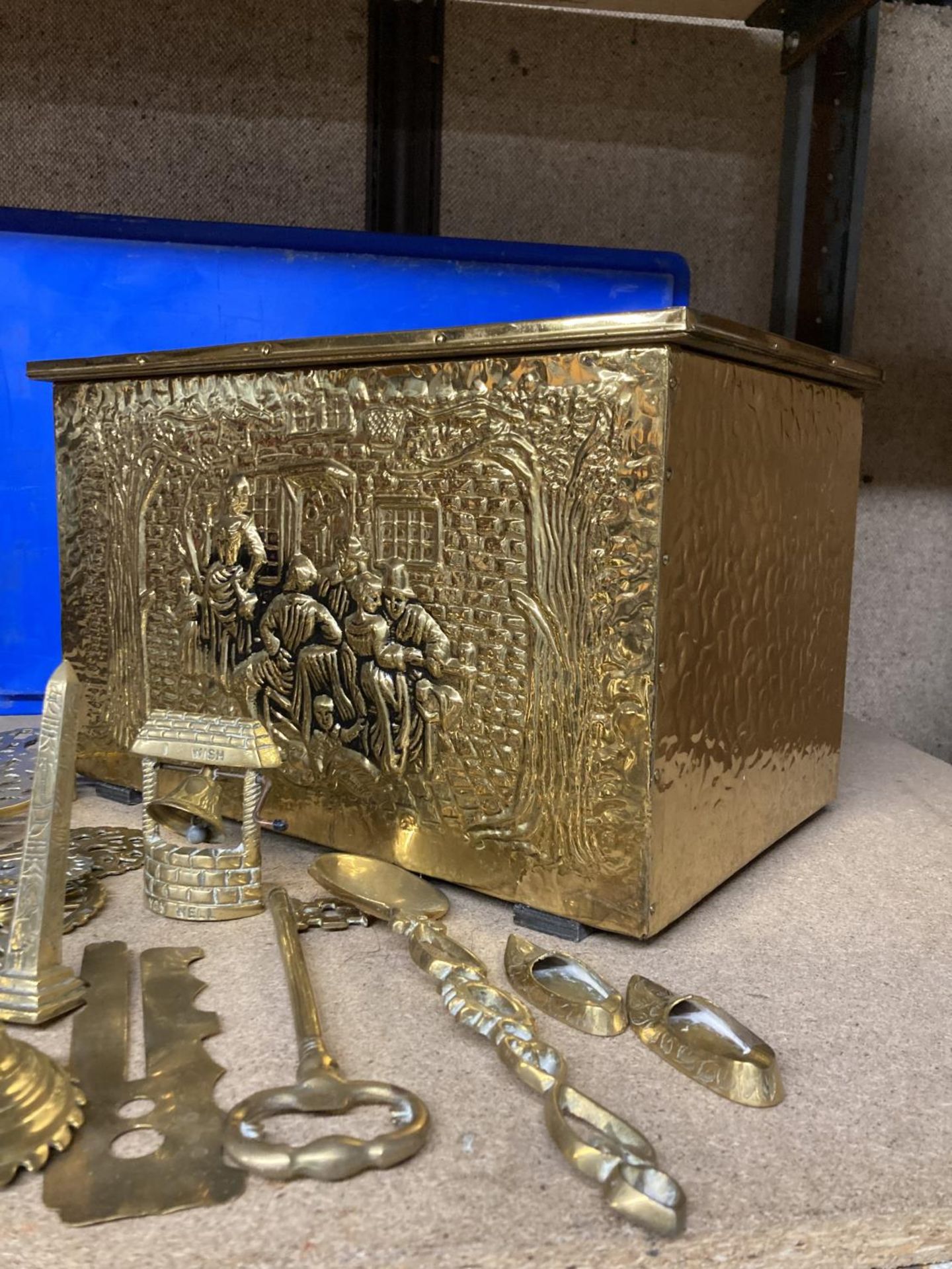 A BRASS COAL BOX CONTAINING A QUANTITY OF BRASS ITEMS INCLUDING, VASES, PLATES, FIGURES, BELL, ETC - Image 3 of 4