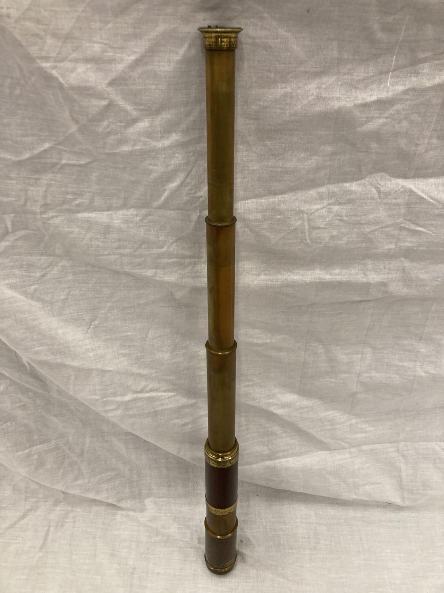 A FOUR DRAWER BRASS AND MAHOGANY VINTAGE TELESCOPE, EXTENDED LENGTH 63CM - Image 3 of 6