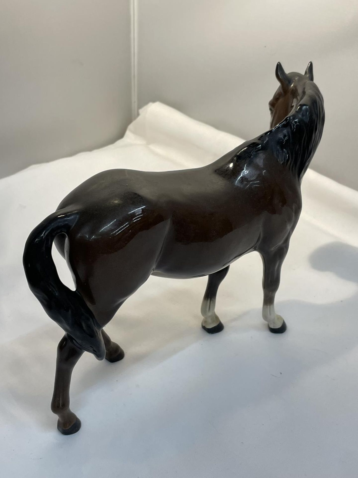 A ROYAL DOULTON GLOSS BAY THOROUGHBRED HORSE - Image 3 of 4