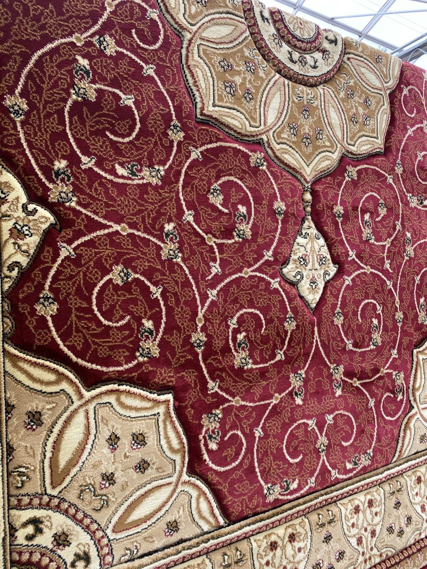 A LARGE RED AND CREAM PATTERNED RUG - Image 3 of 5