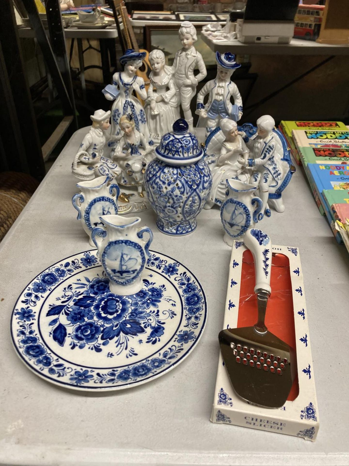 A QUANTITY OF CONTINENTAL STYLE FIGURINES, BLUE AND WHITE CERAMICS, ETC