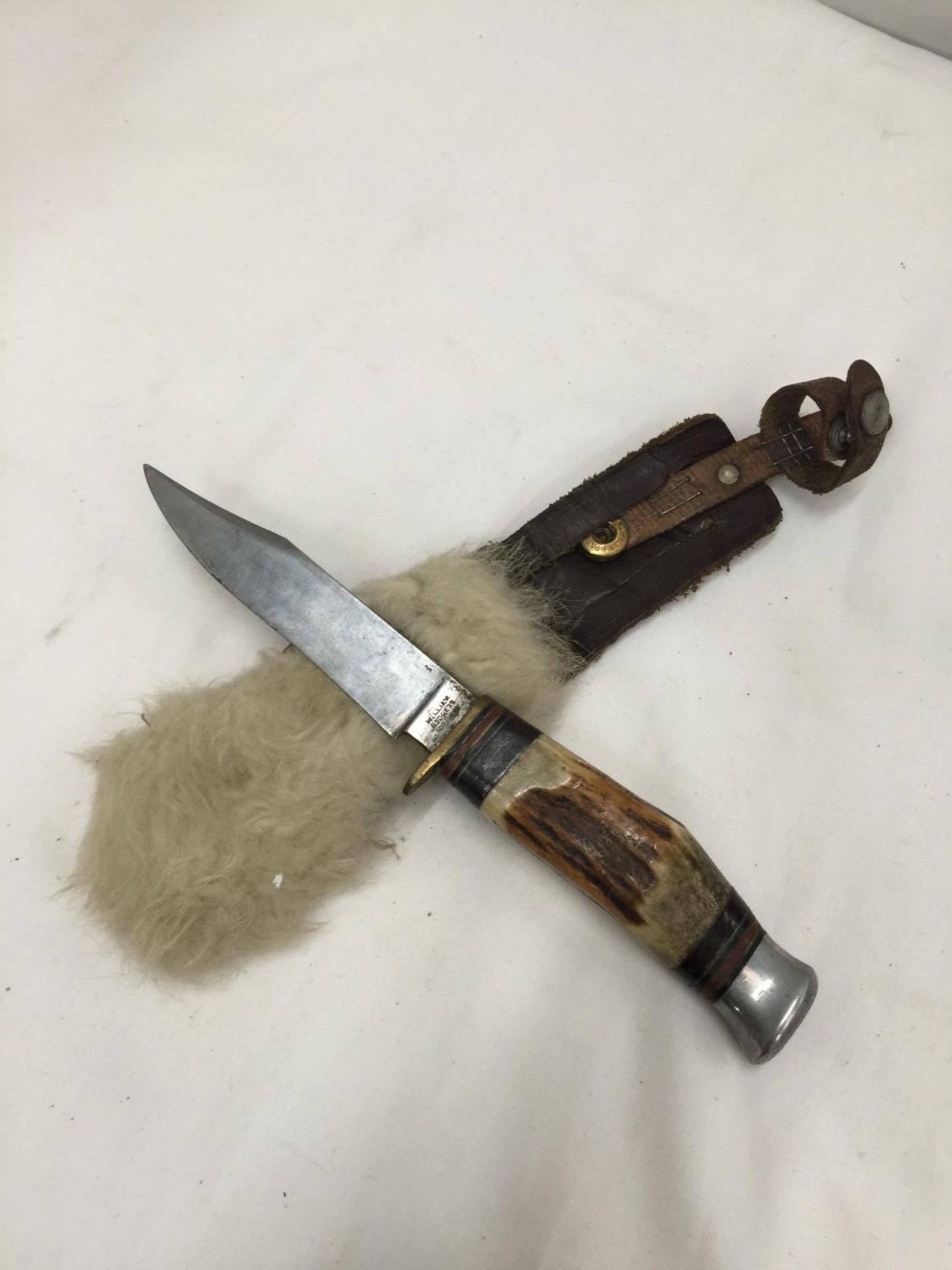 A BOWIE KNIFE WITH ANTLER HANDLE, 10CM BLADE AND LEATHER SHEATH - Image 3 of 4