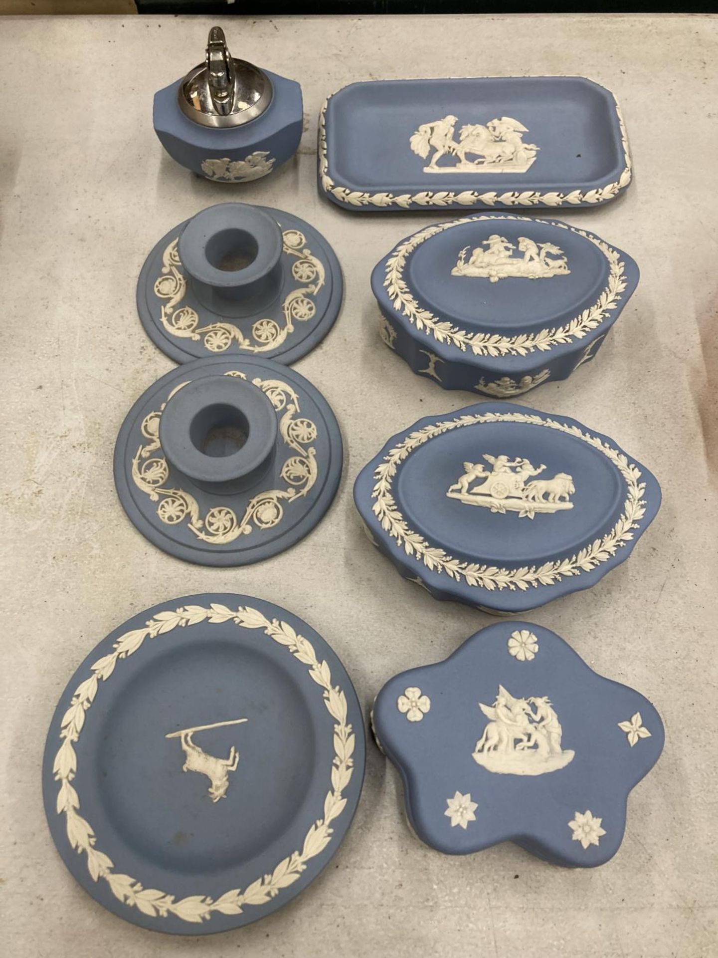 A COLLECTION OF WEDGWOOD JASPERWARE TO INCLUDE TRINKET BOXES, CANDLESTICKS, PIN TRAYS, TABLE - Image 3 of 5