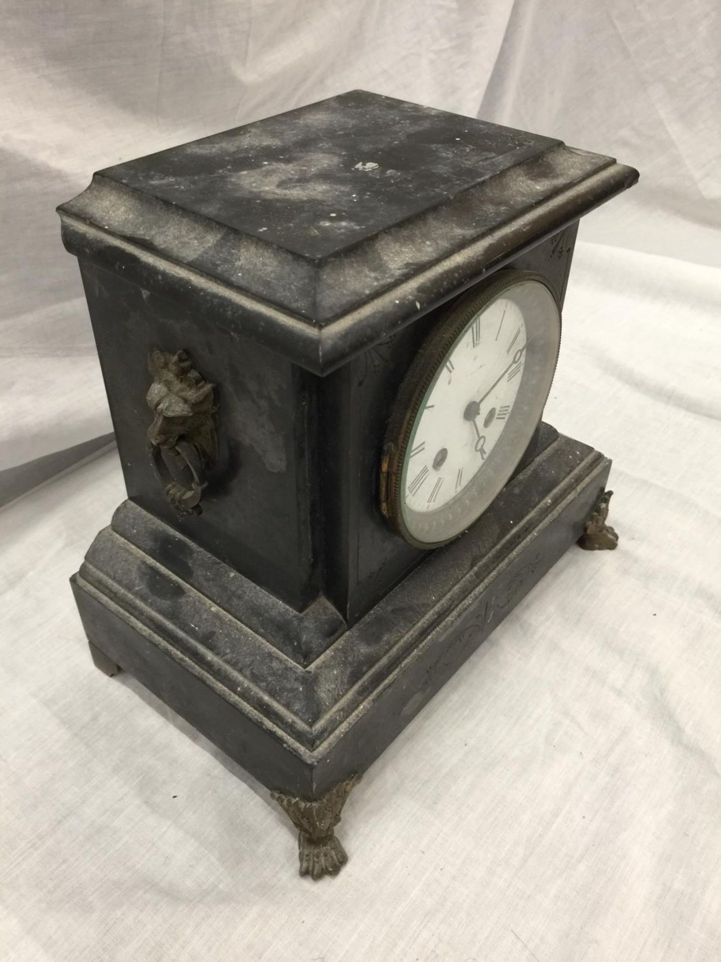 A HEAVY VINTAGE MANTEL CLOCK WITH BRASS DECORATION AND CLAW FEET - Image 2 of 8